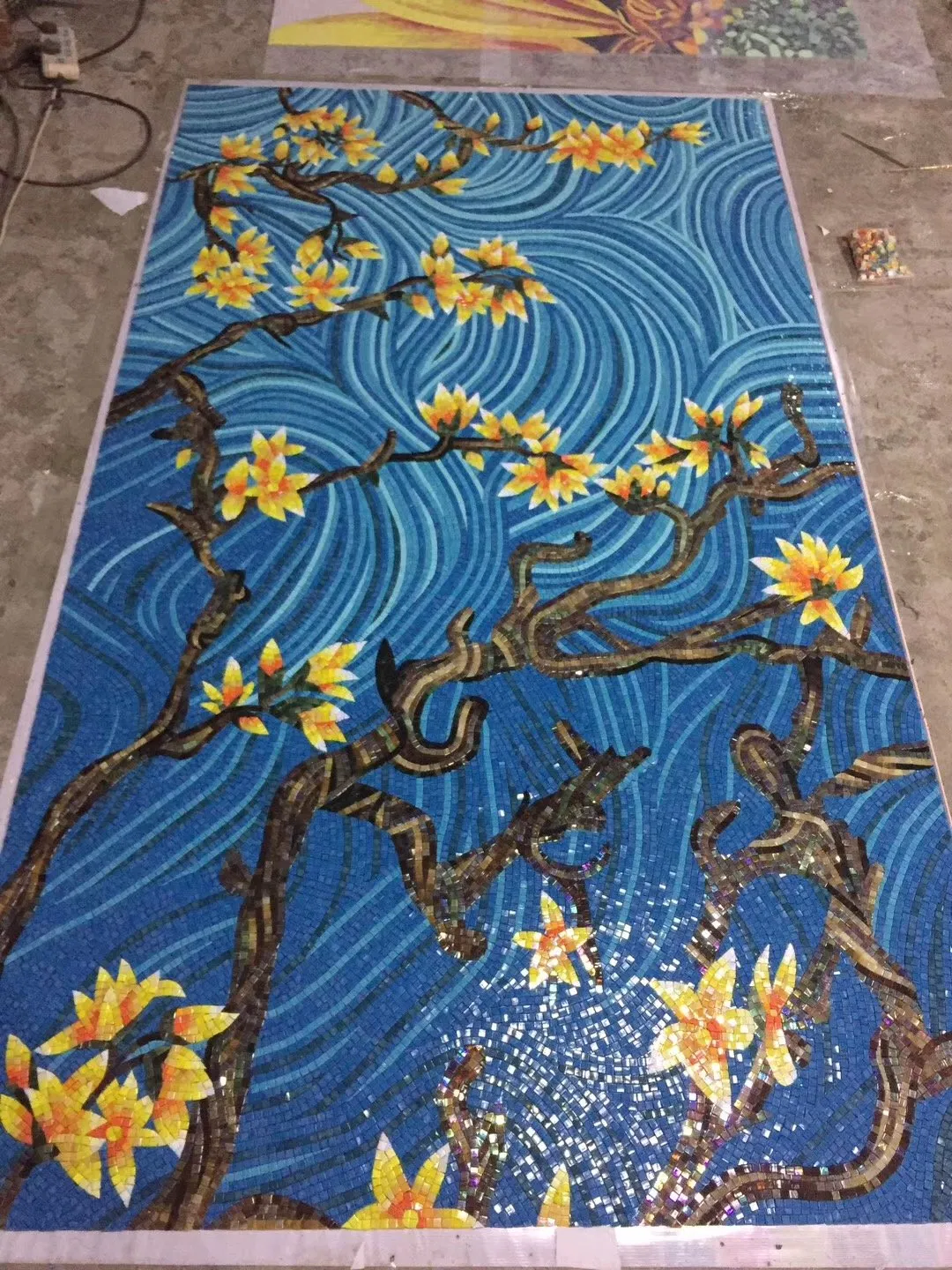 Зеркальная мозаичная плитка для стен в гостиную