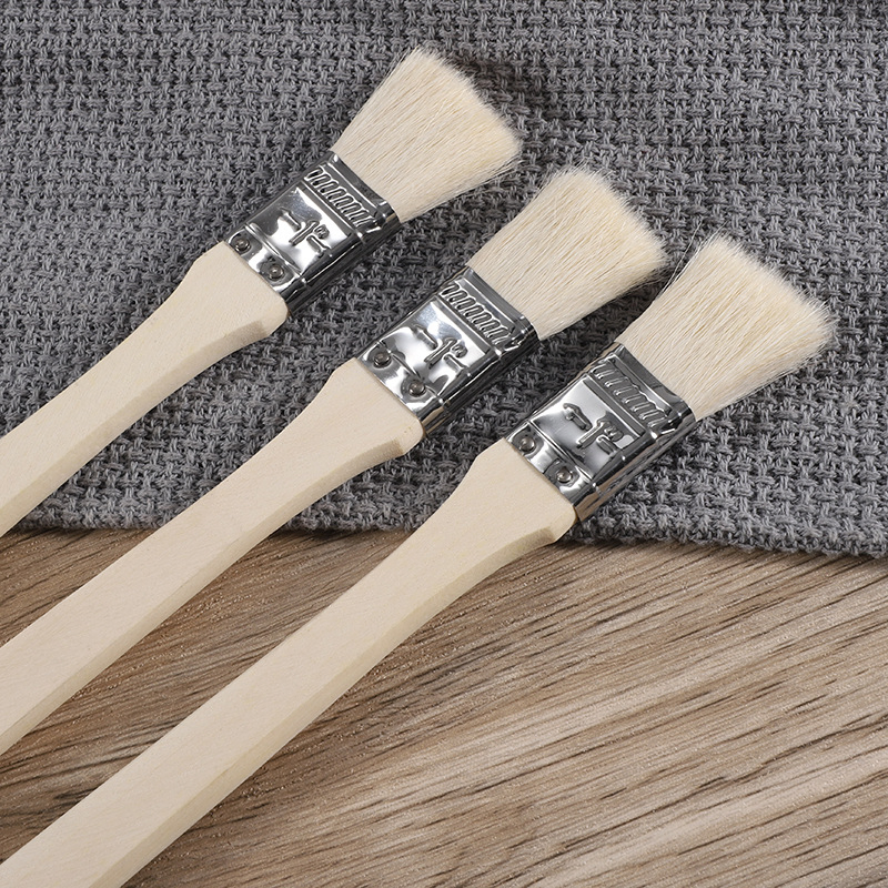 Кисть для покраски с деревянной ручкой и белой щетиной