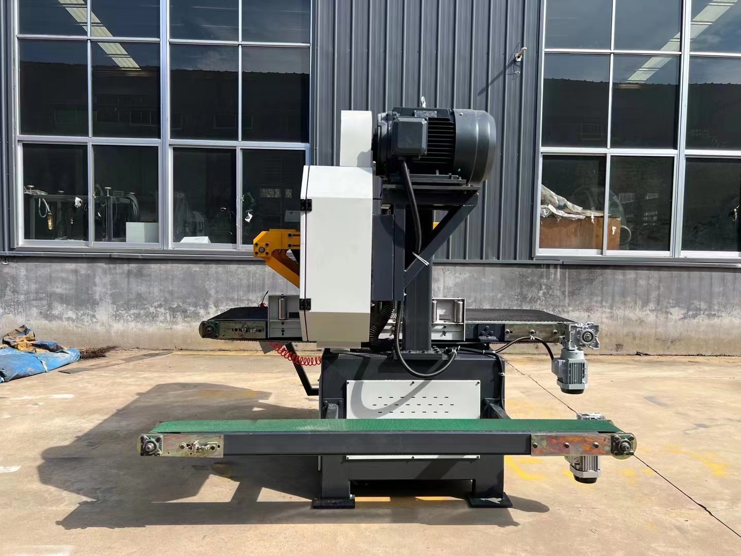 Ленточная пила по дереву горизонтальная для твердых пород