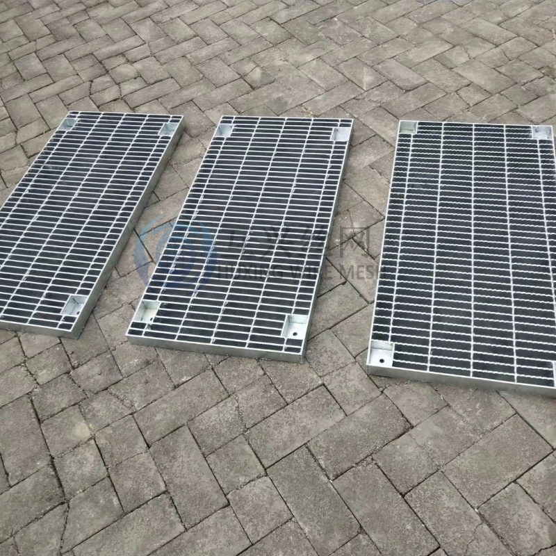 Manufacture 30X3 Plain Style Galvanised Steel Grating Trench Drain with Plates for Drainage Channel/Industrial Floor/Walkway Panel/Catwalks/Road