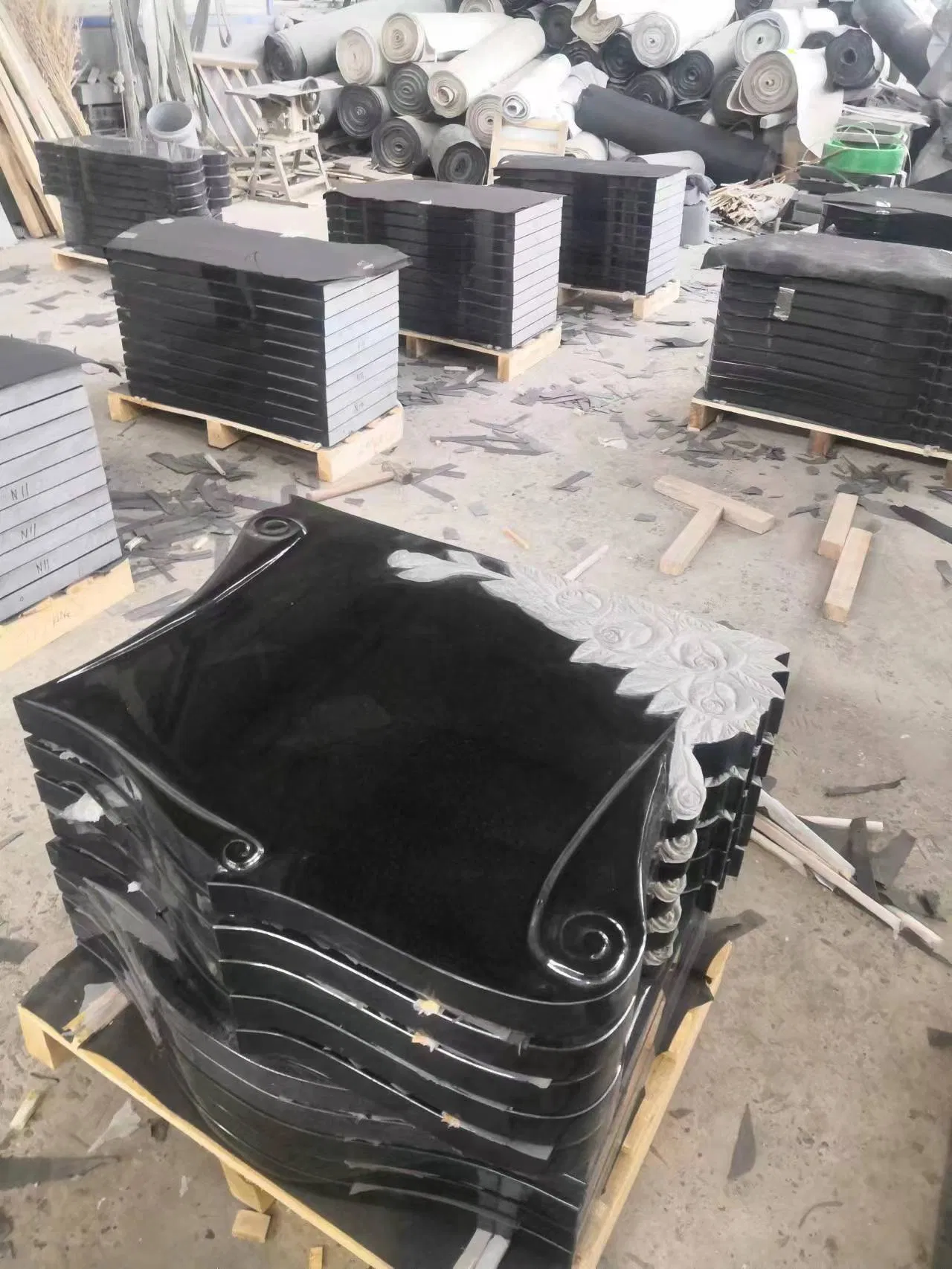 Swan Style Black and Red Granite Tombstone Mounments