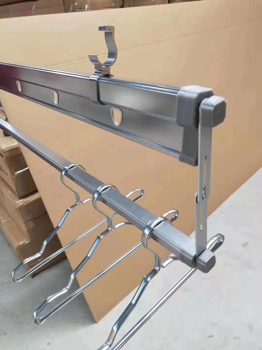 Customized Manual Type Adjustable Cloth Hanger Made of Aluminum Alloy