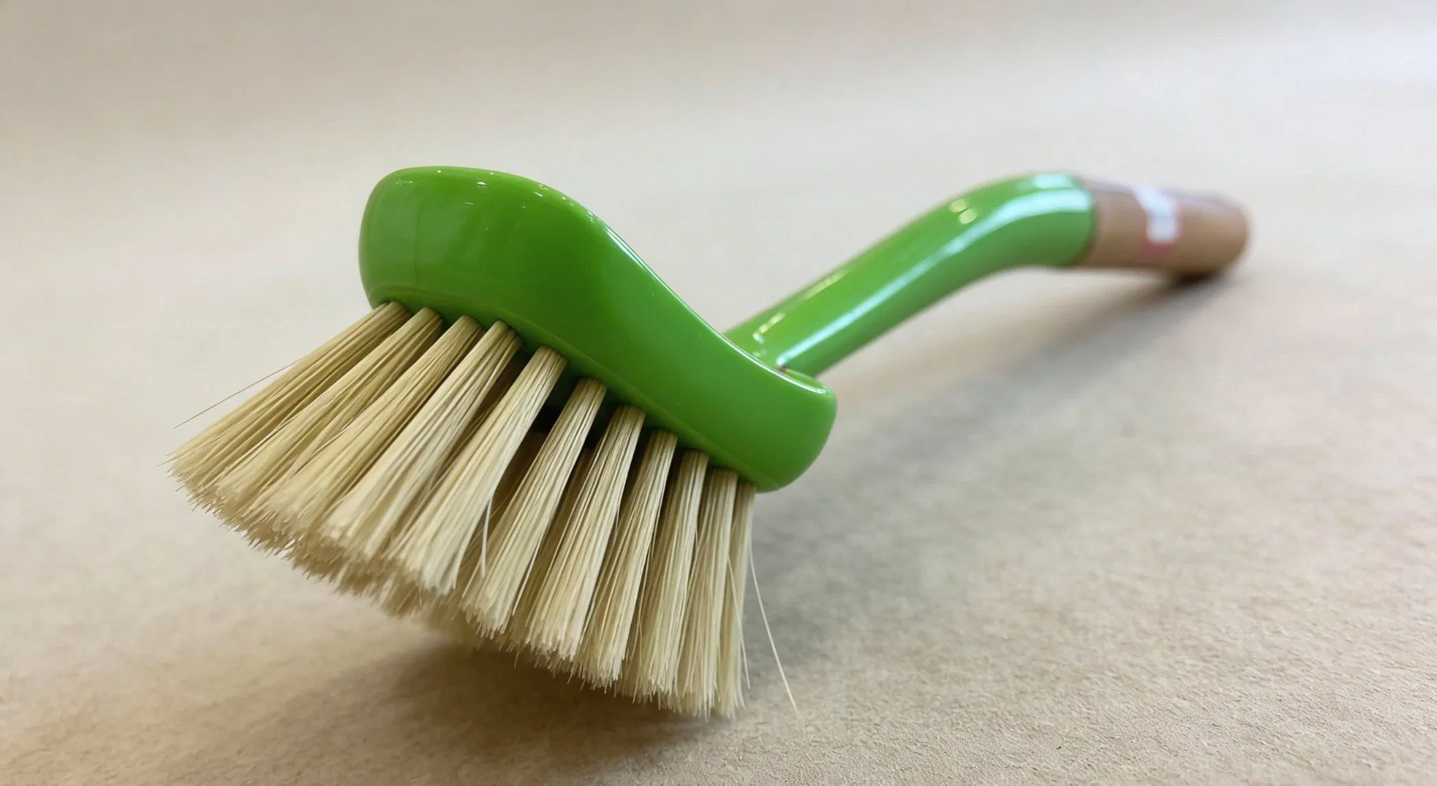 Eco-Friendly Dish Brush with Biodegradable Bristles for Sustainable Cleaning