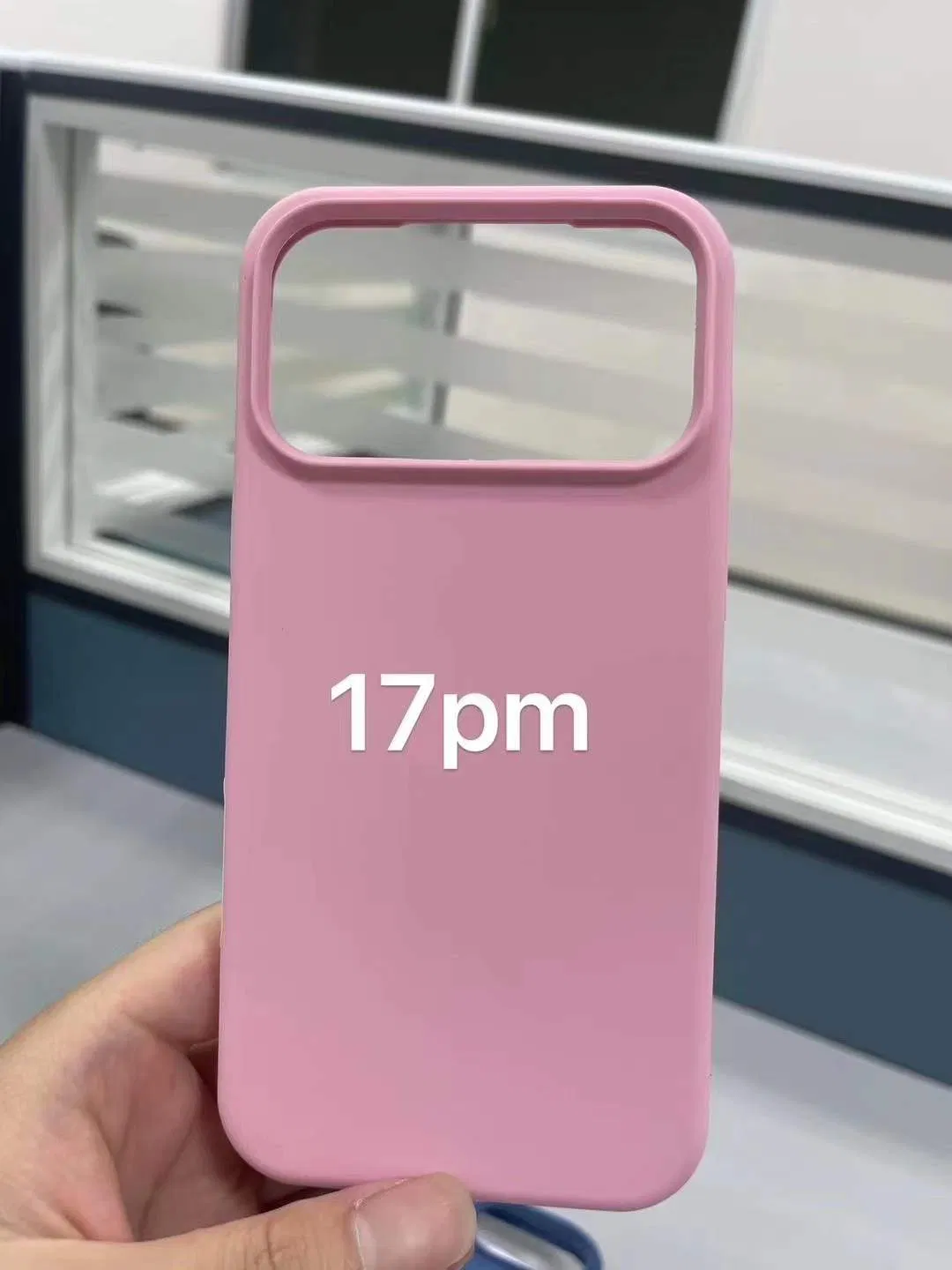 Силиконовый чехол с окном для iPhone 17 серии