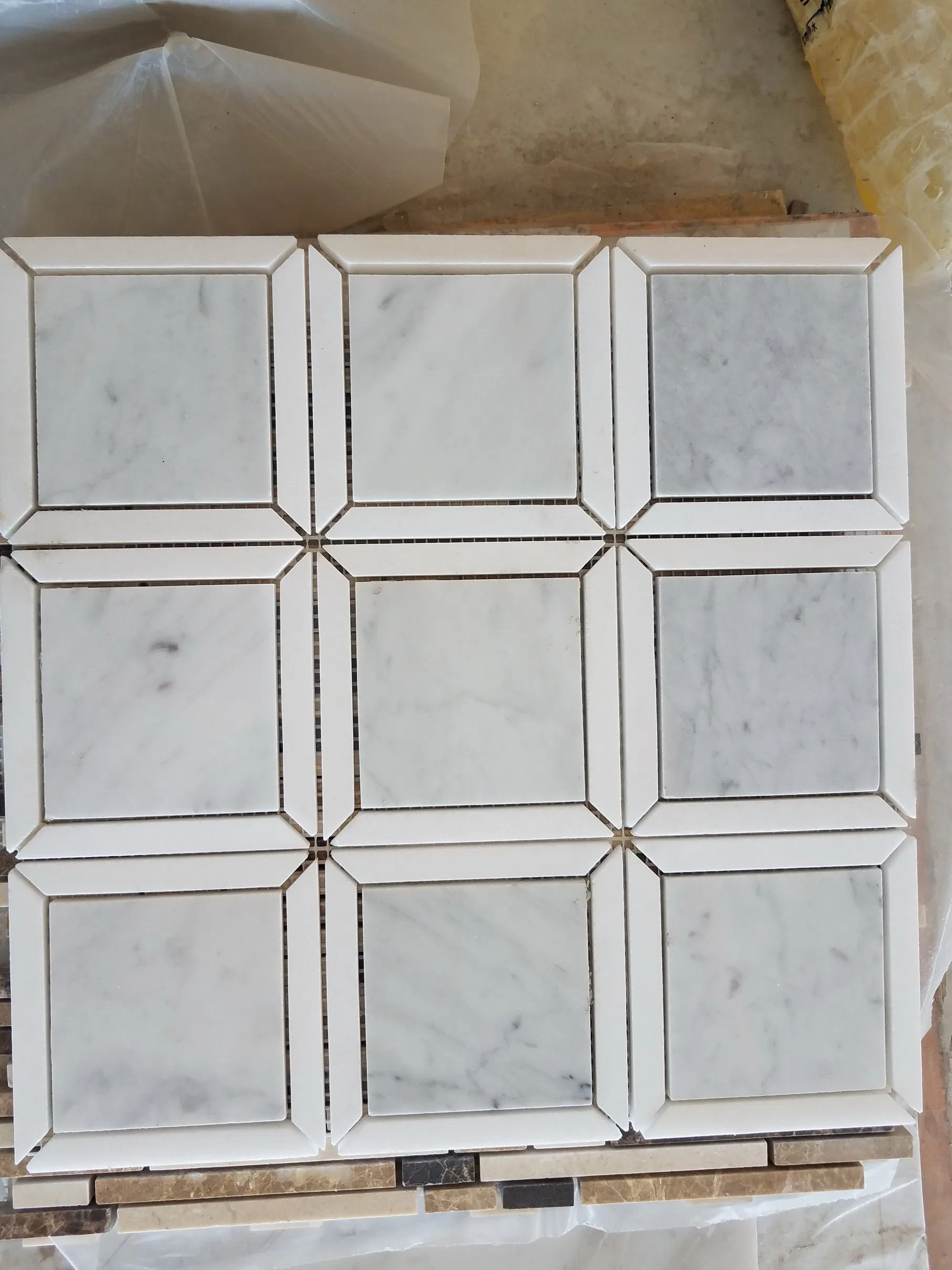 Мозаика для ванной и стен из мрамора разных цветов