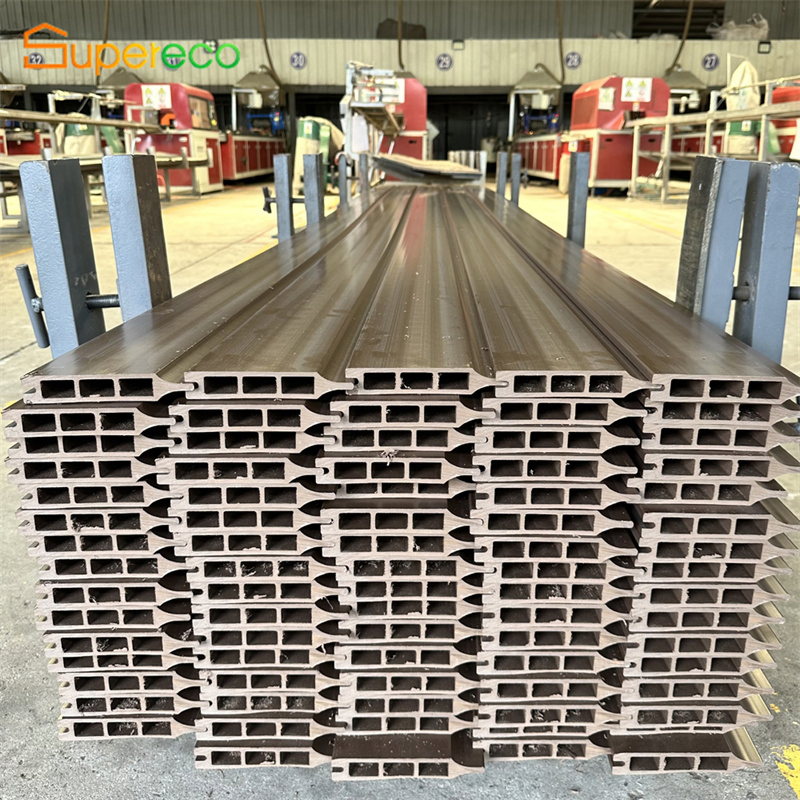 Co-Extrusion Wood Plastic Panels WPC Garden Composite Fencing