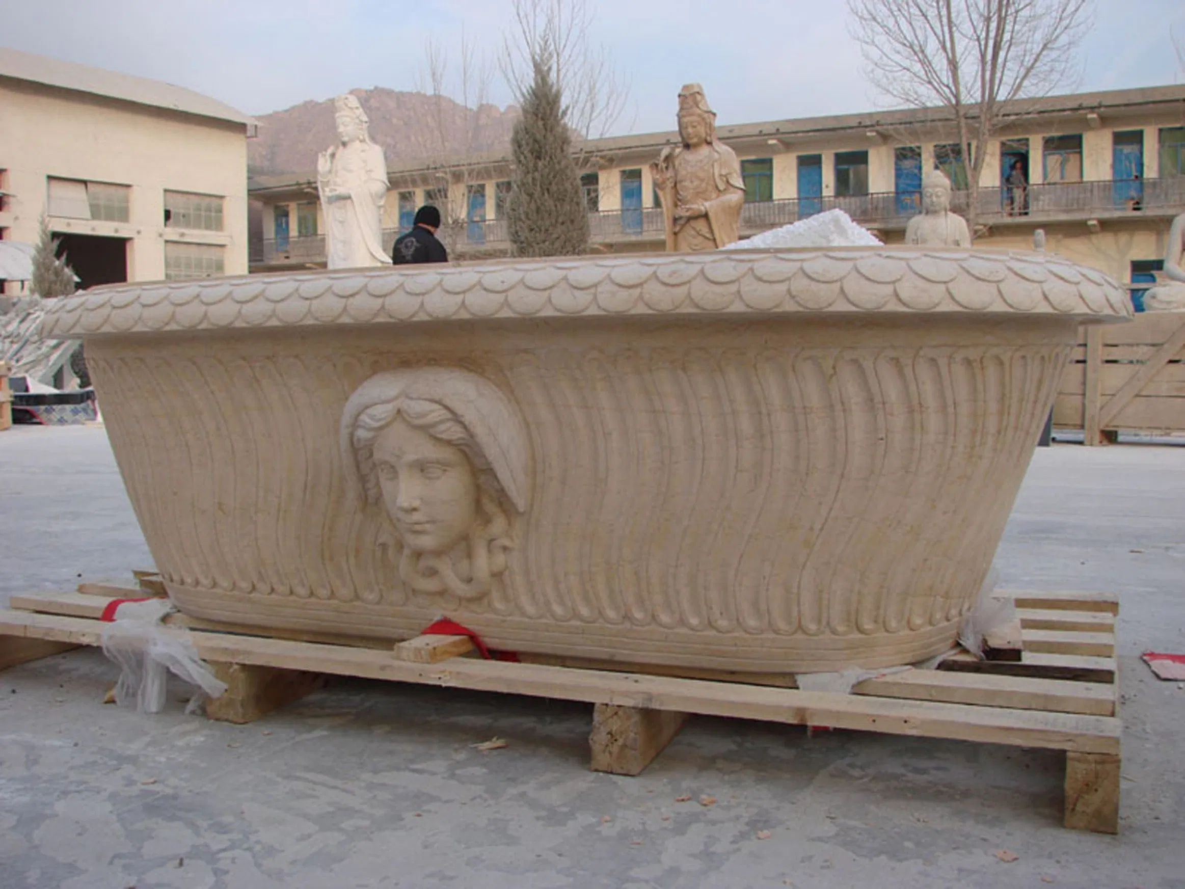 Factory Price Antique Design Natural Stone Marble Bathtub with Human Dead (SYBT-009)