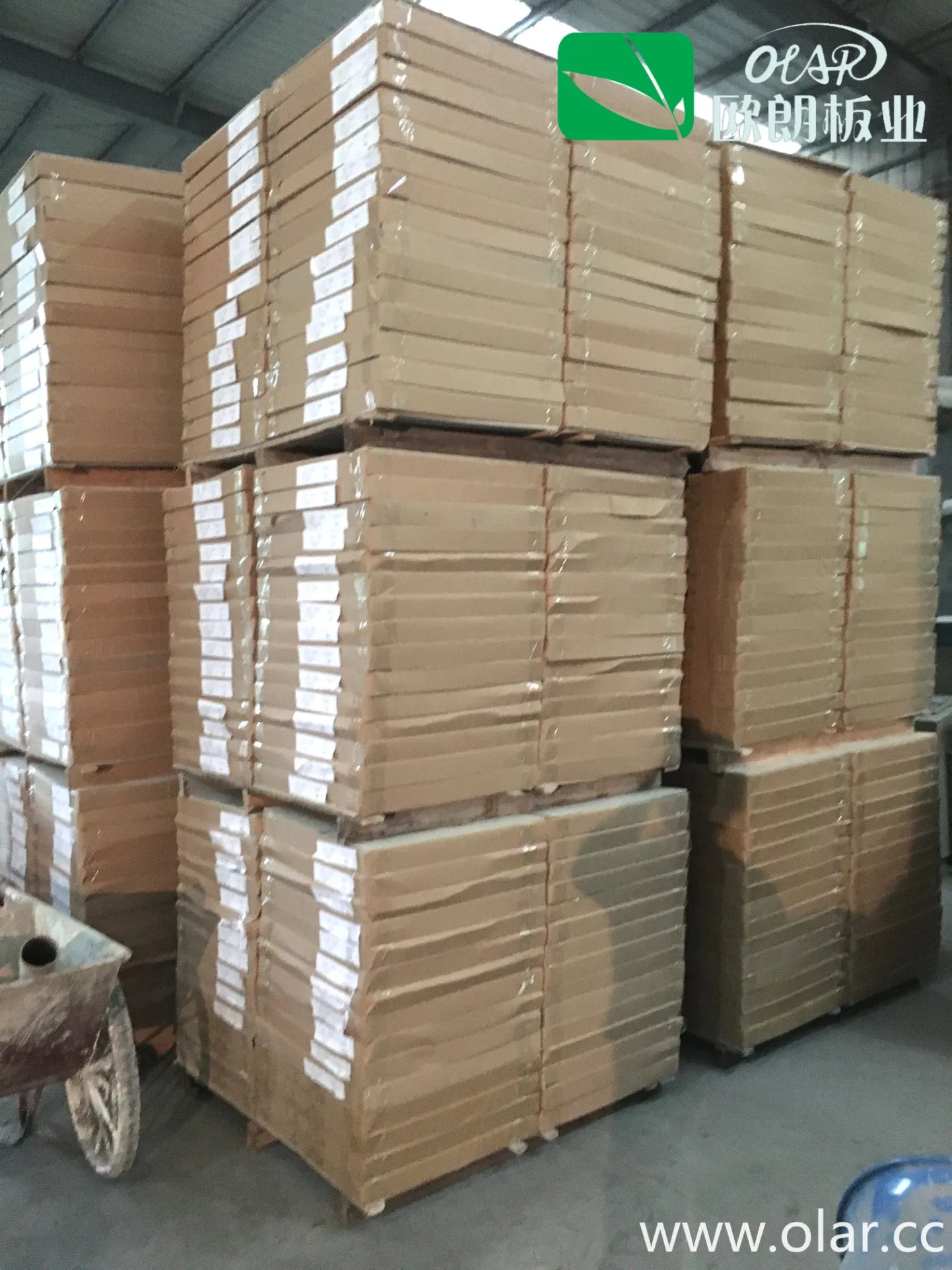 Ce and ISO Approved 100% Non-Asbestos Fiber Cement Board for Ceiling