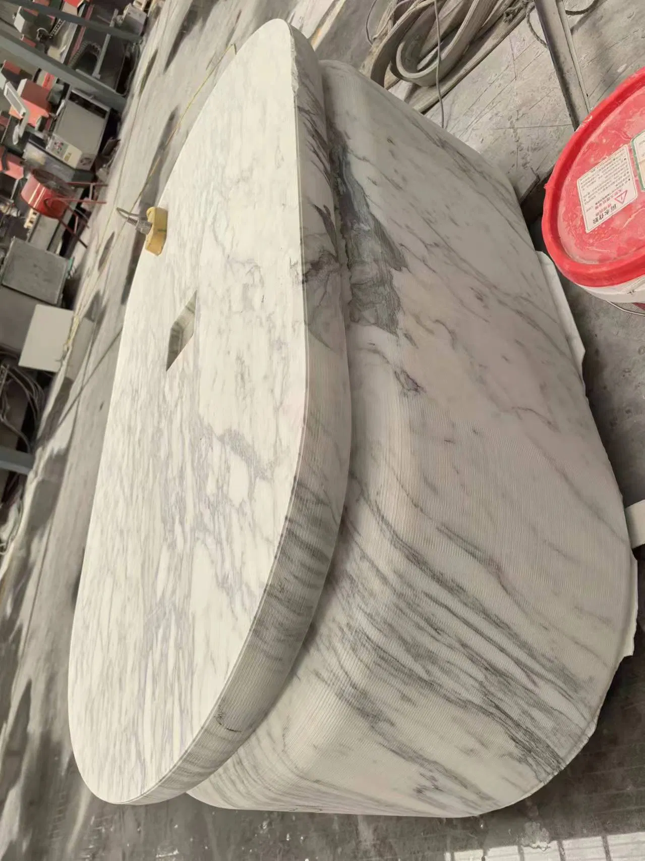 Белая мраморная ванна Arabesque