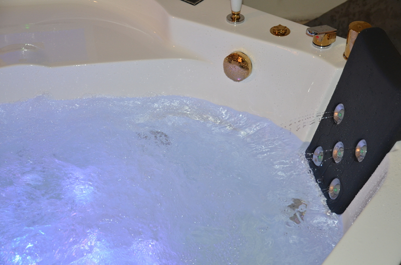 Угловая гидромассажная ванна с ТВ в европейском стиле