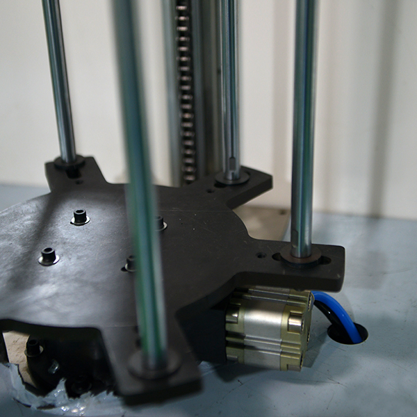 Автоматическая машина для нанесения абразивного клея на лепестковые диски