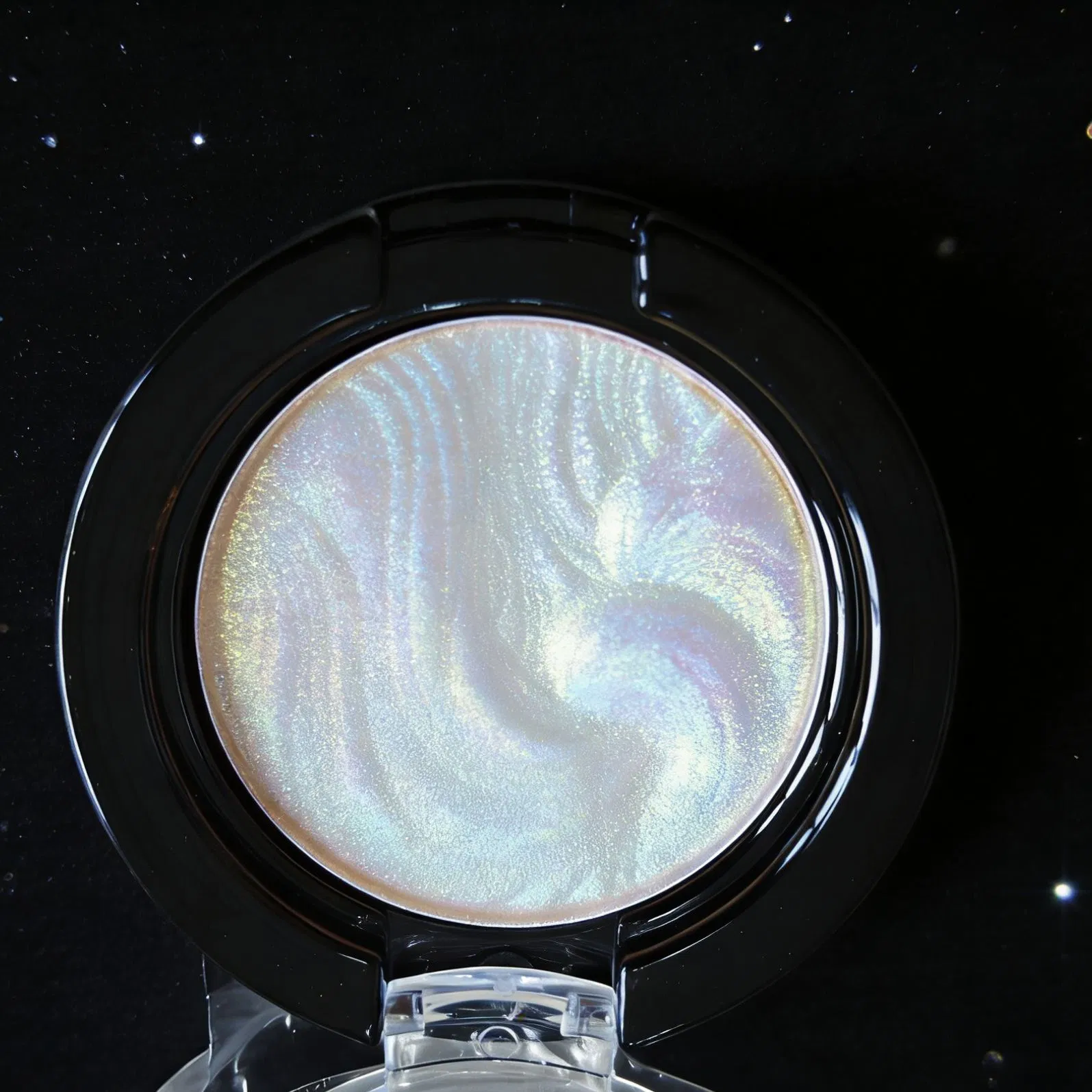 Waterproof Multichrome Highlighter for a Radiant All-Day Finish