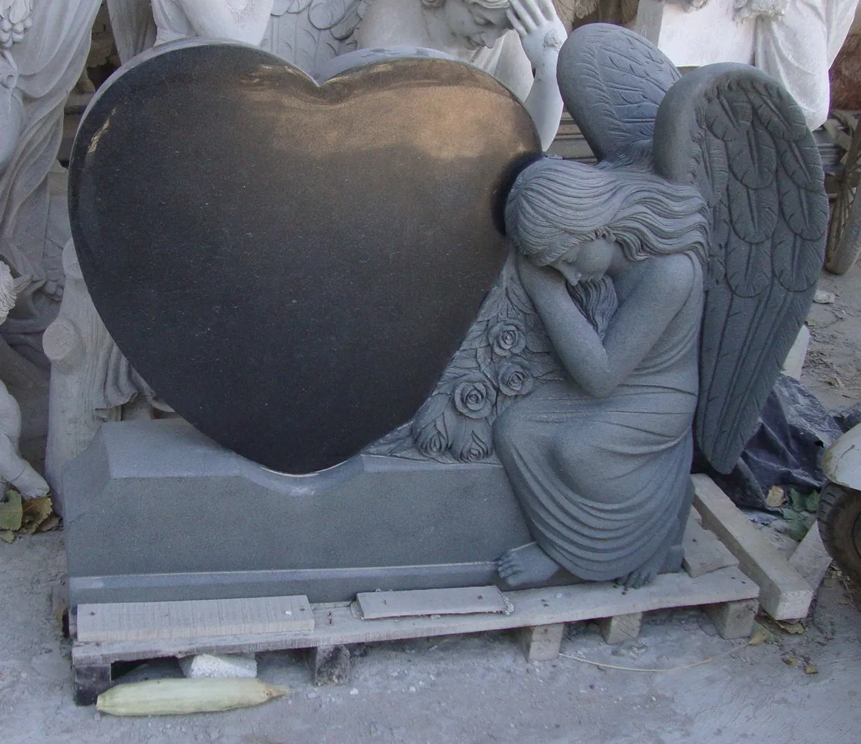 Factory Price Polished Marble Tombstone White and Black Weeping Angel Heart Shaped Tombstone (SYMT-007)