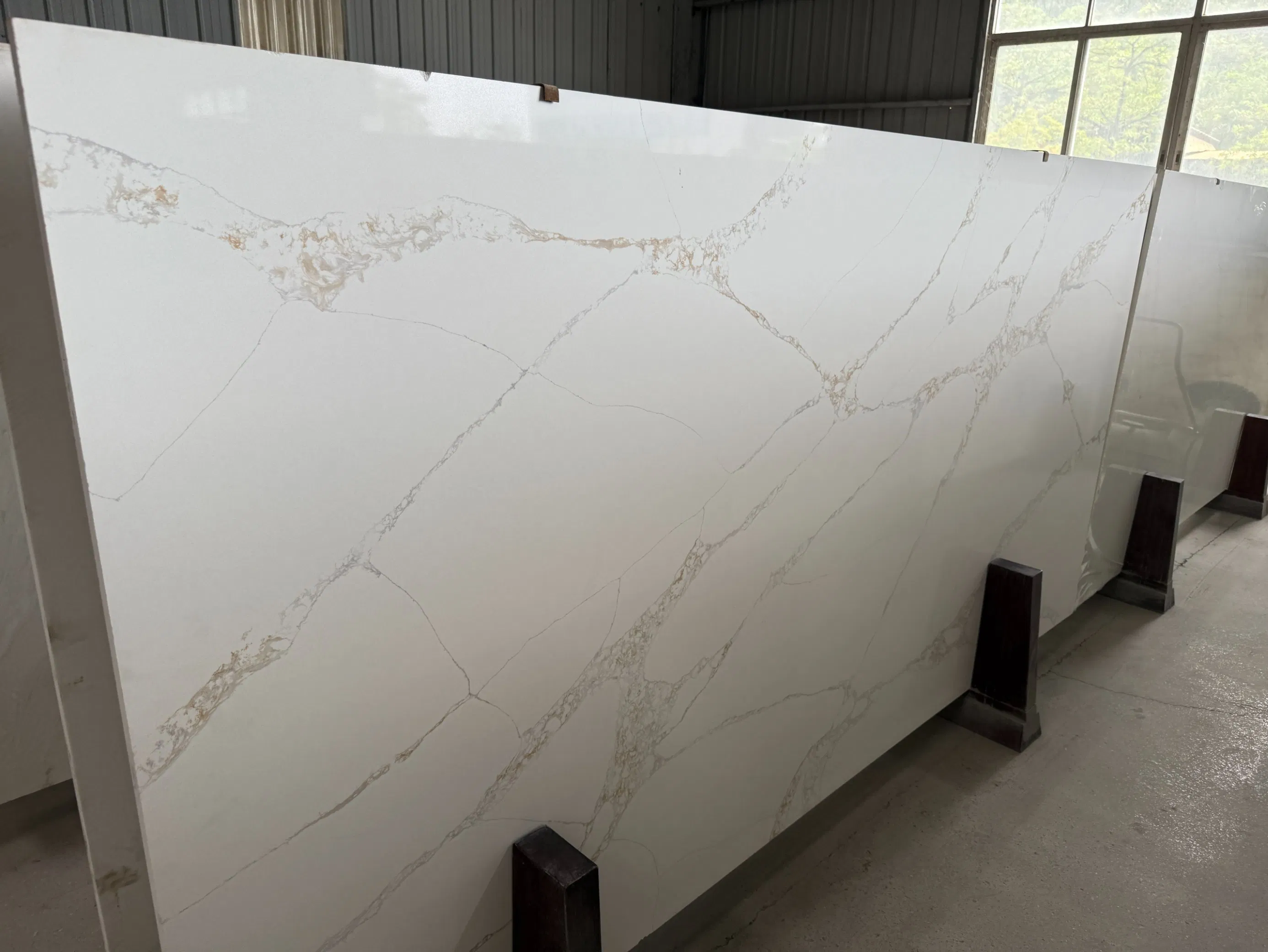 Wholesale Artificial Calacatta 20/30mm Quartz Slabs for Countertops & Vanity