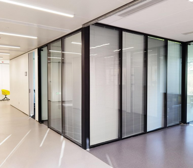 Great Value for Money Soundproof Tempered Glass Shutter Office Partition