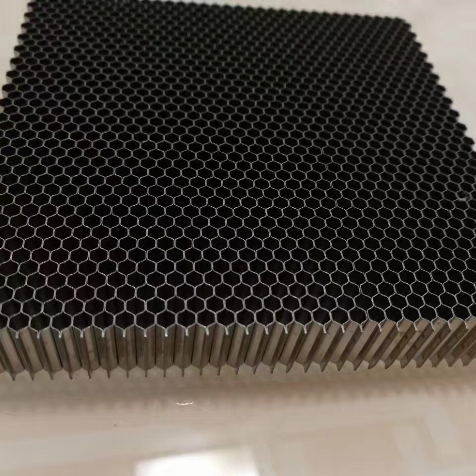 3 mm~10 mm (commonly used: 6 mm, 8 mm) Manufacturer Direct Aluminum Sandwich Panel with Aluminum Honeycomb Core