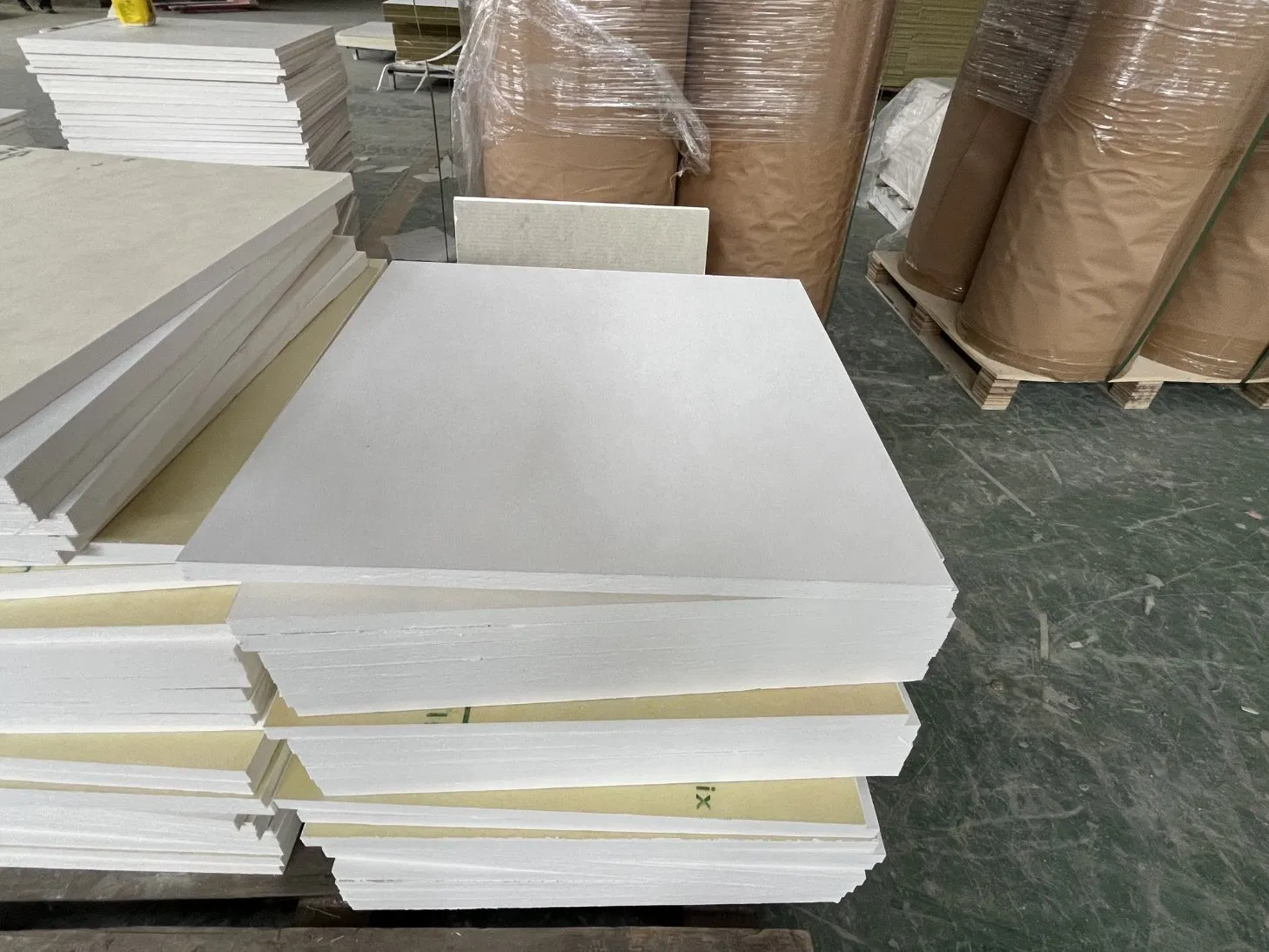 Acoustic Glass Wool Ceiling Tiles Square Edges No Collapse Moisture-Proof and Mildew-Proof