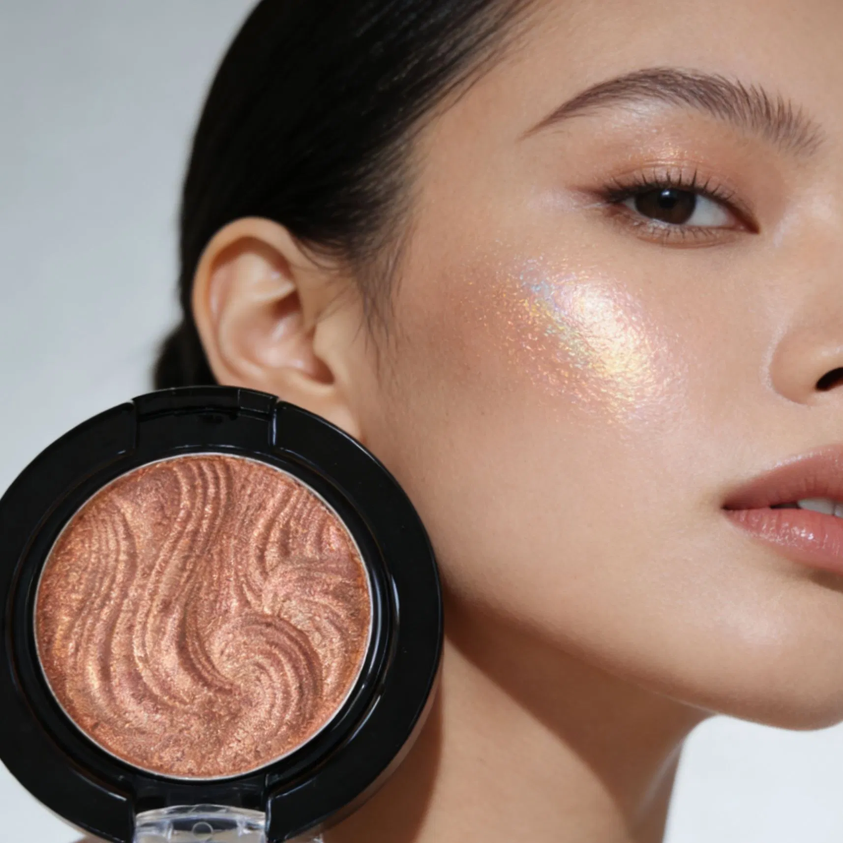 Color Shifting Highlighter with Waterproof Formula for Lasting Glow