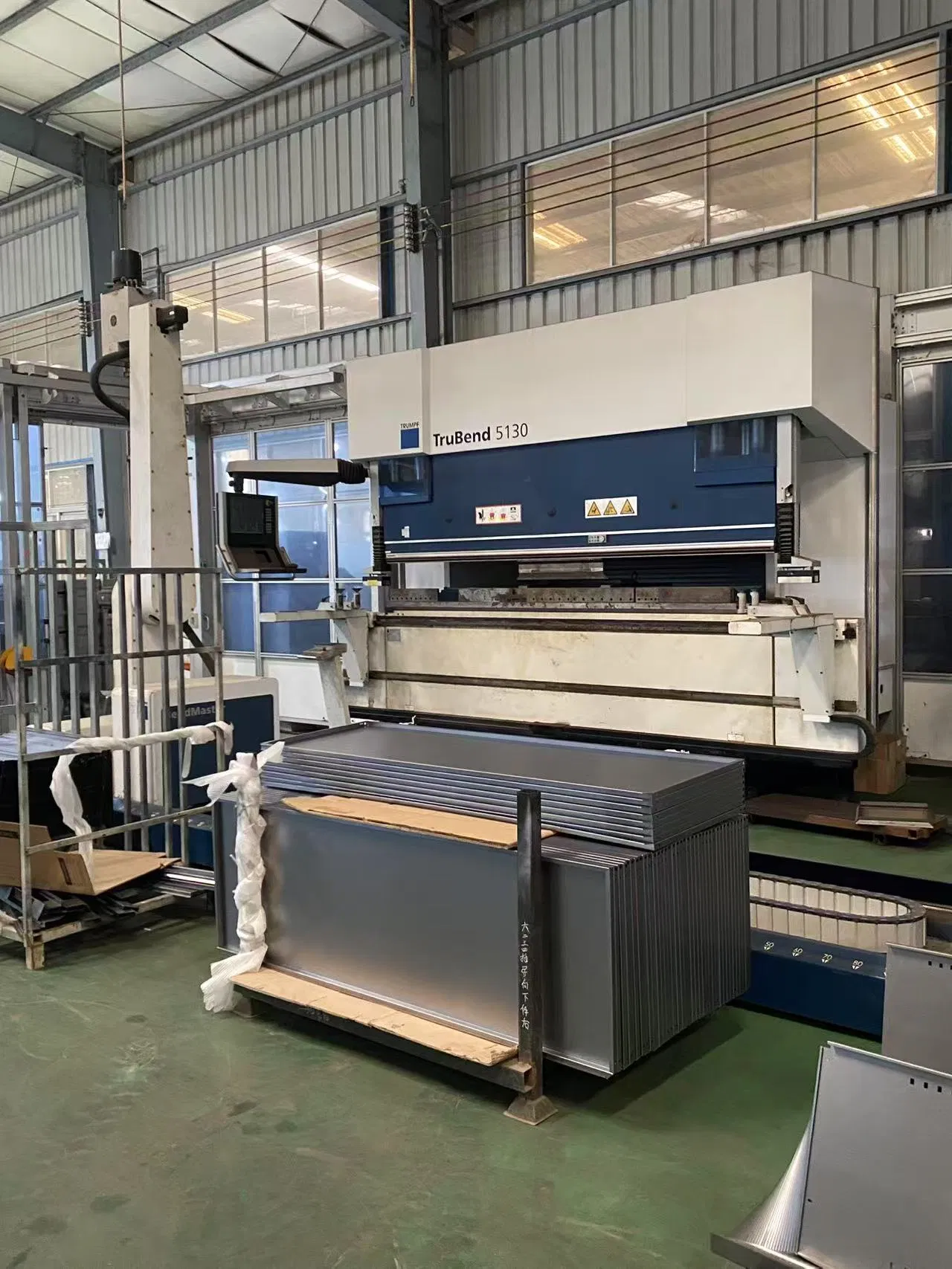 Custom One-Stop Cosmetic Beauty Makeup Store Stand Nail Polish Display Metal Rack