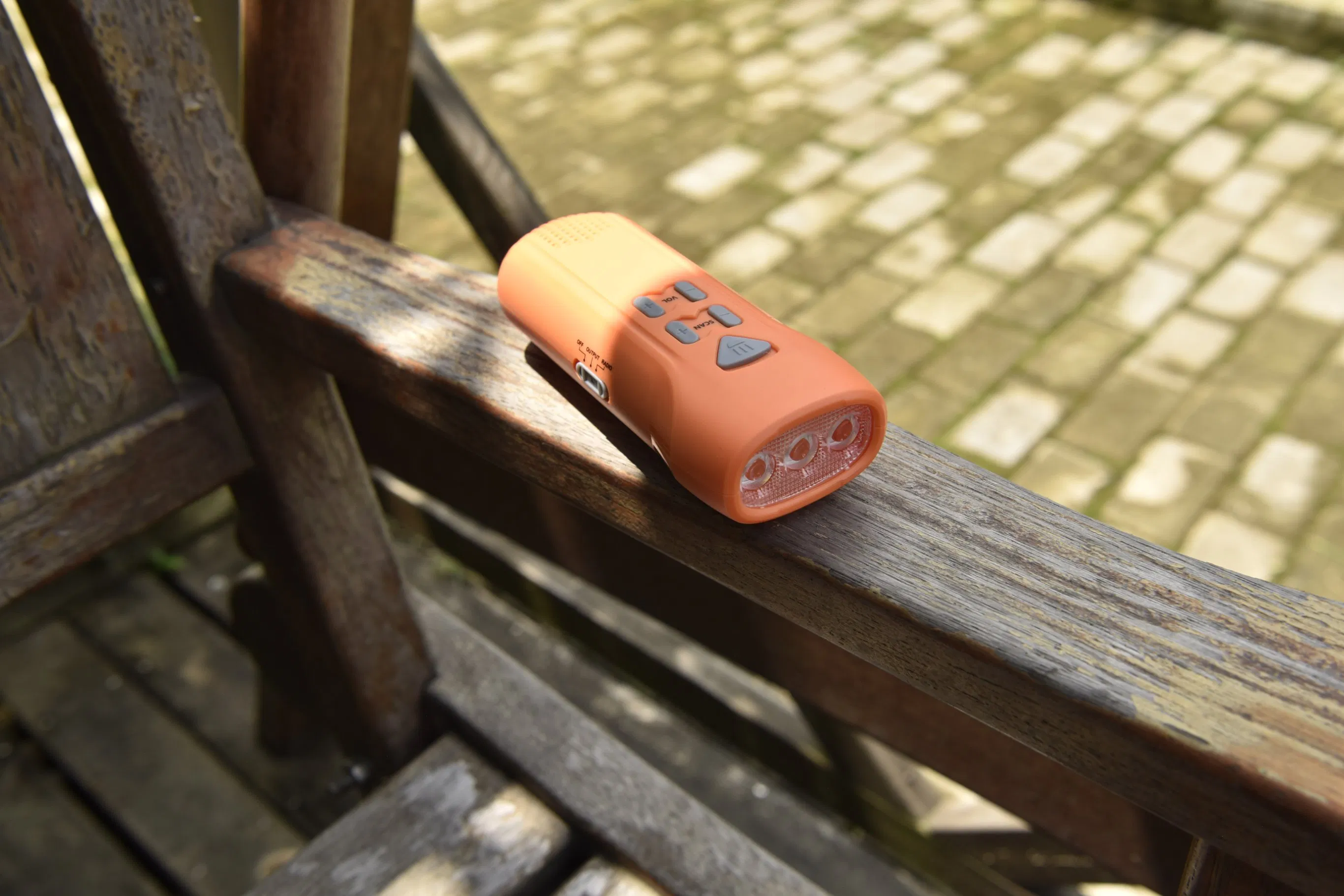 Мини-радио с динамо-машиной, фонариком и Power Bank