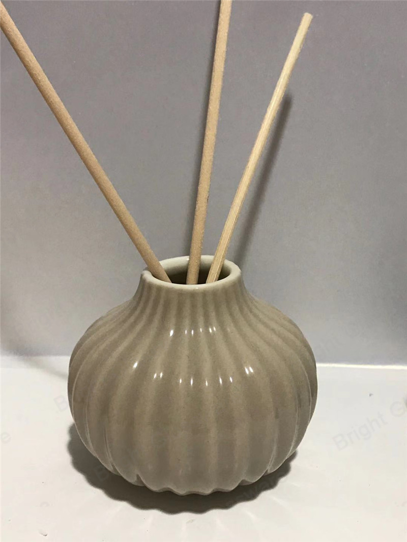 Hot Sale Ceramic Diffuser Bottle with Flower and Fiber Stick
