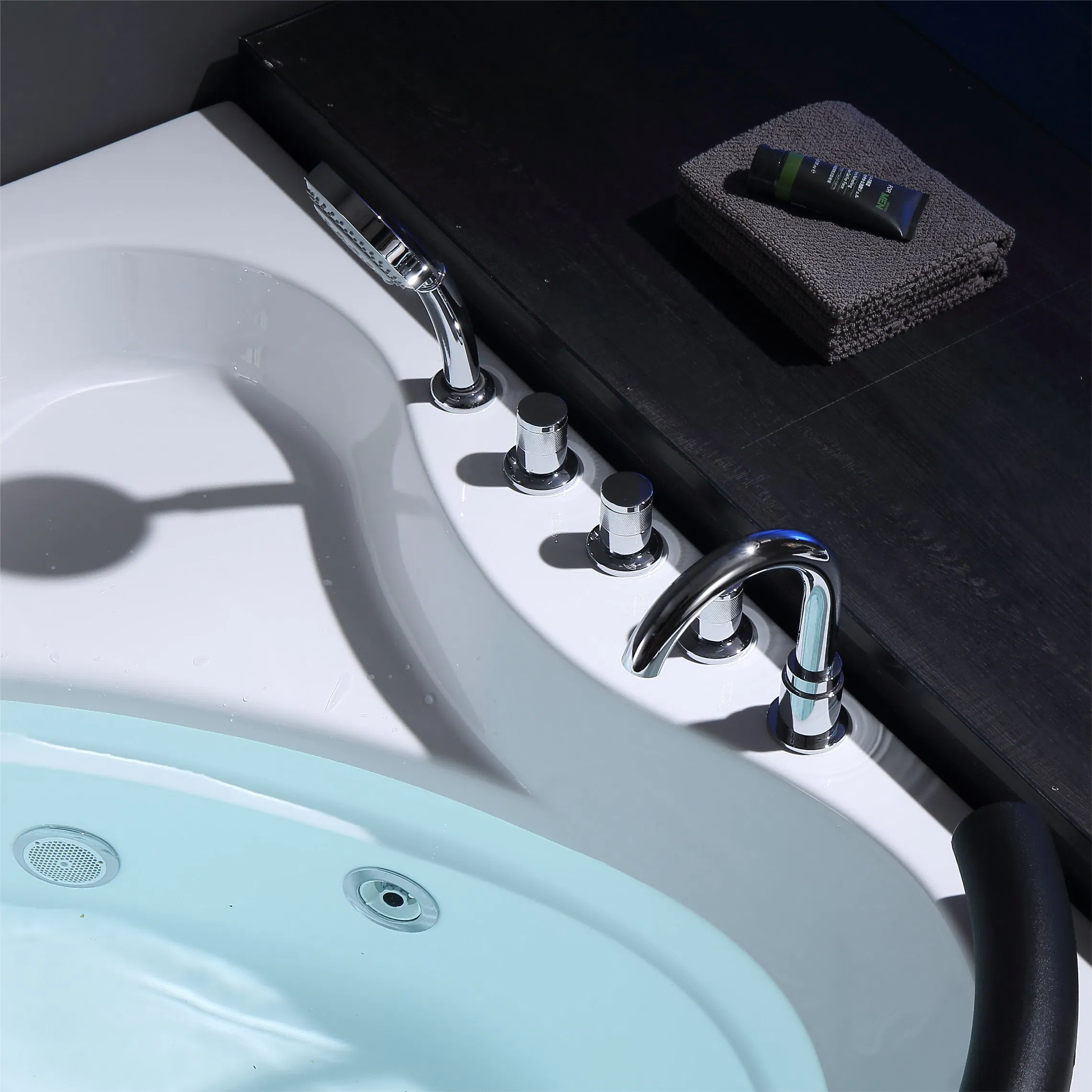 Угловая акриловая ванна с гидромассажем DEWO