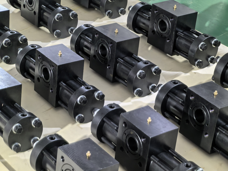 Гидравлический цилиндр HSG140/90-500, крепление проушиной