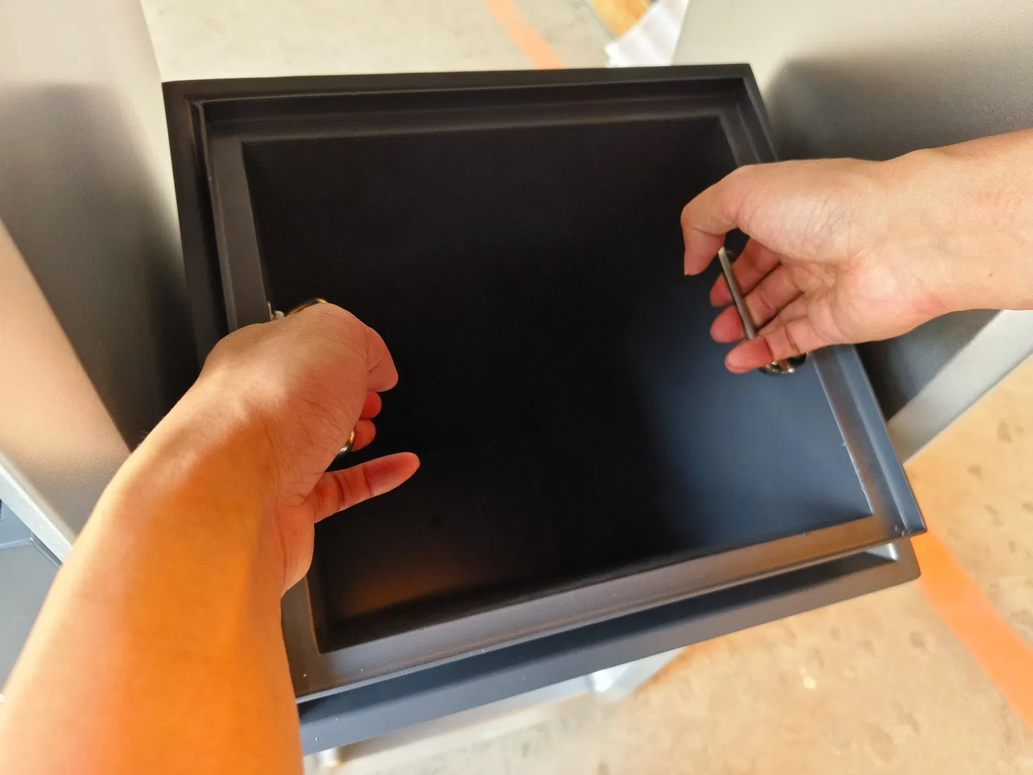 Мусорный бак из нержавеющей стали с логотипом