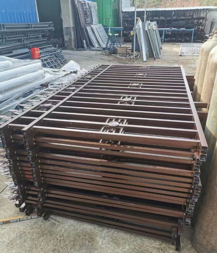 Factory Supply Custom Black Powder Coated Steel Aluminum Fence Cutting Edge Metal Iron Enclosure & Handrails for Outdoor Use