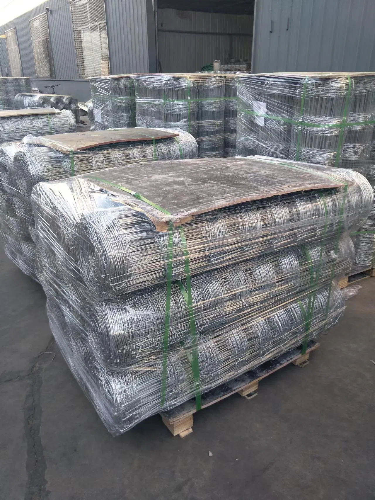 Hot-Dipped Galvanized Field Fence Suitable for Borders in Fields Grassland and Livestock Farm