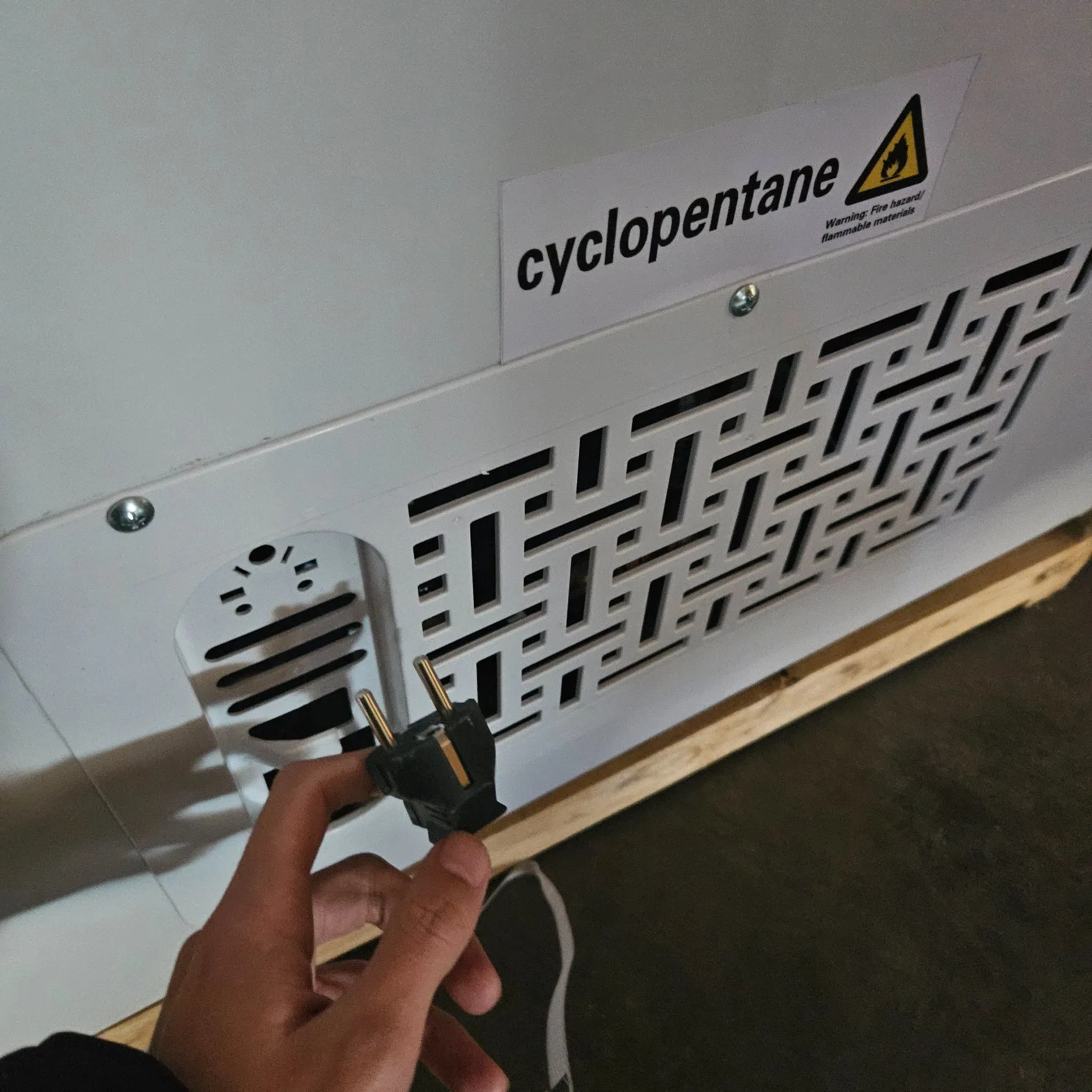 Commercial Curved Glass Door Chest Deep Freezer Ice Cream Display Showcase