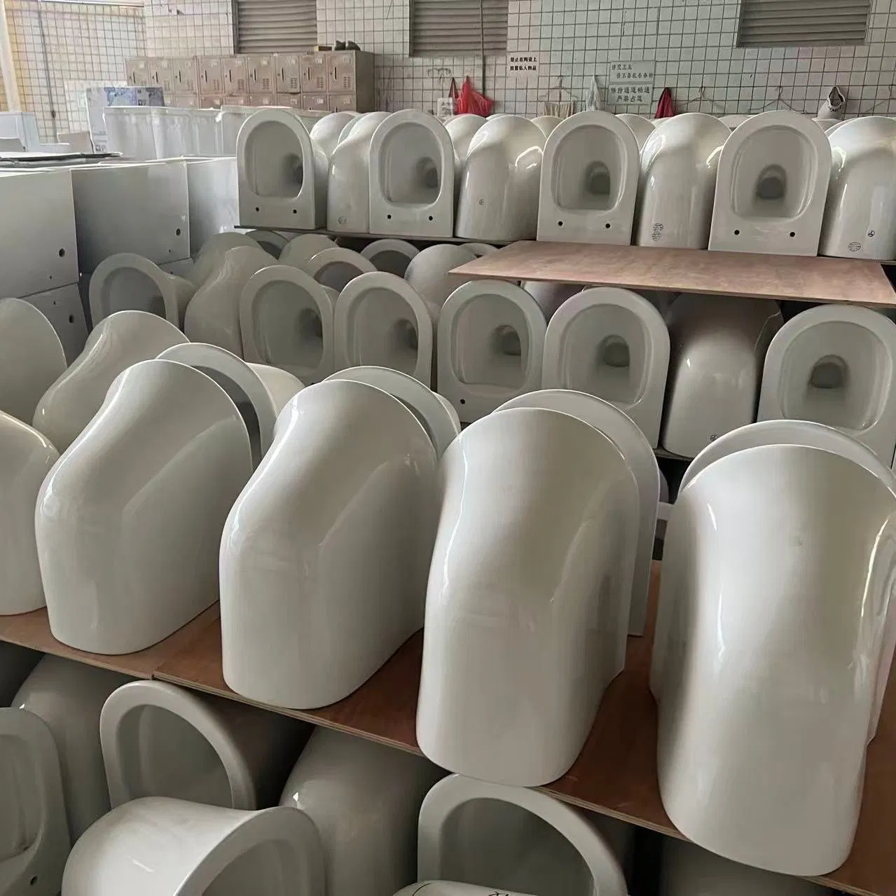New Design Covered Bottom Hedging Ceramic Wall Hung Toilet for European Hotel
