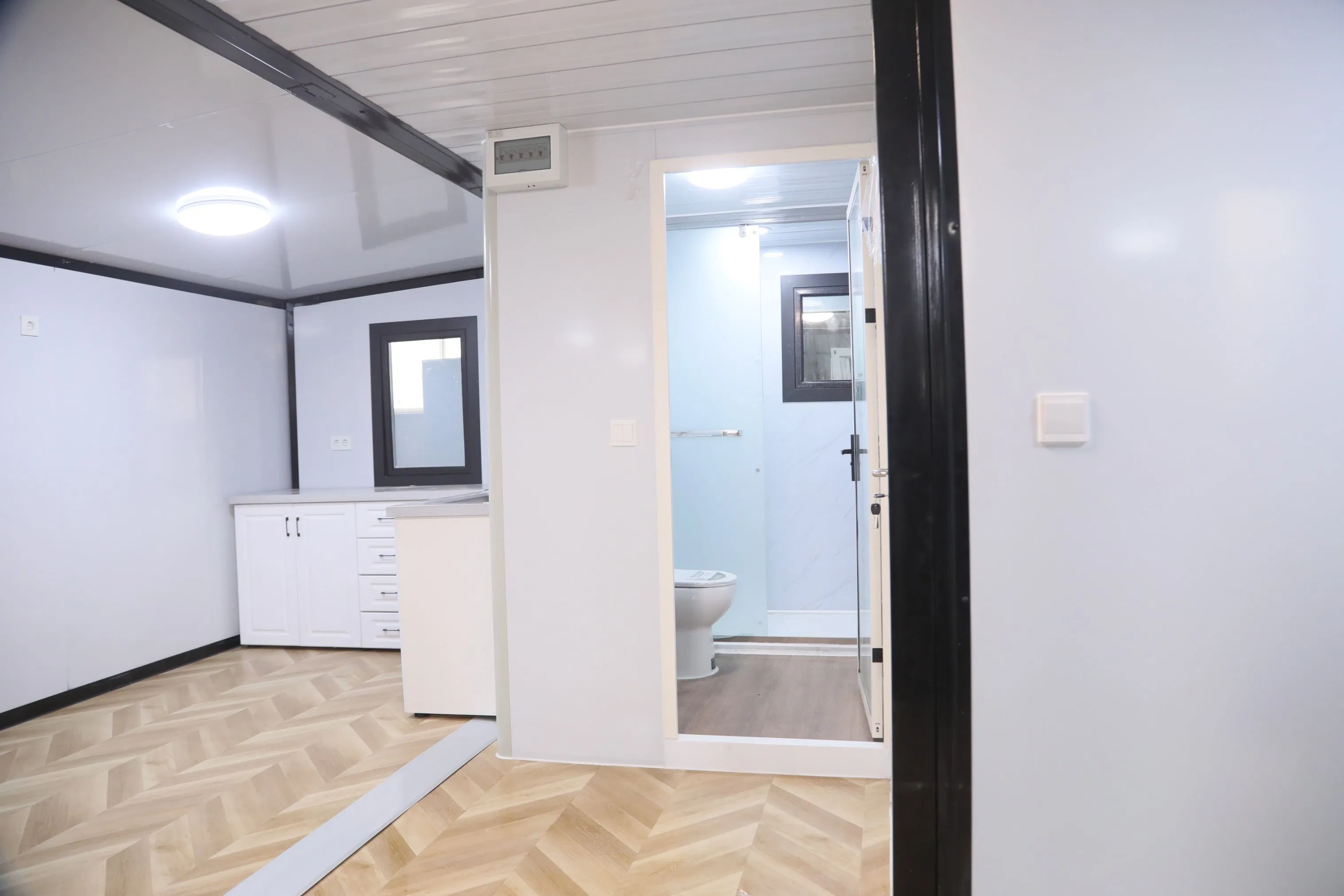 China Prefabricated Fully Equipped Glass Wall Portable Container Hotel House