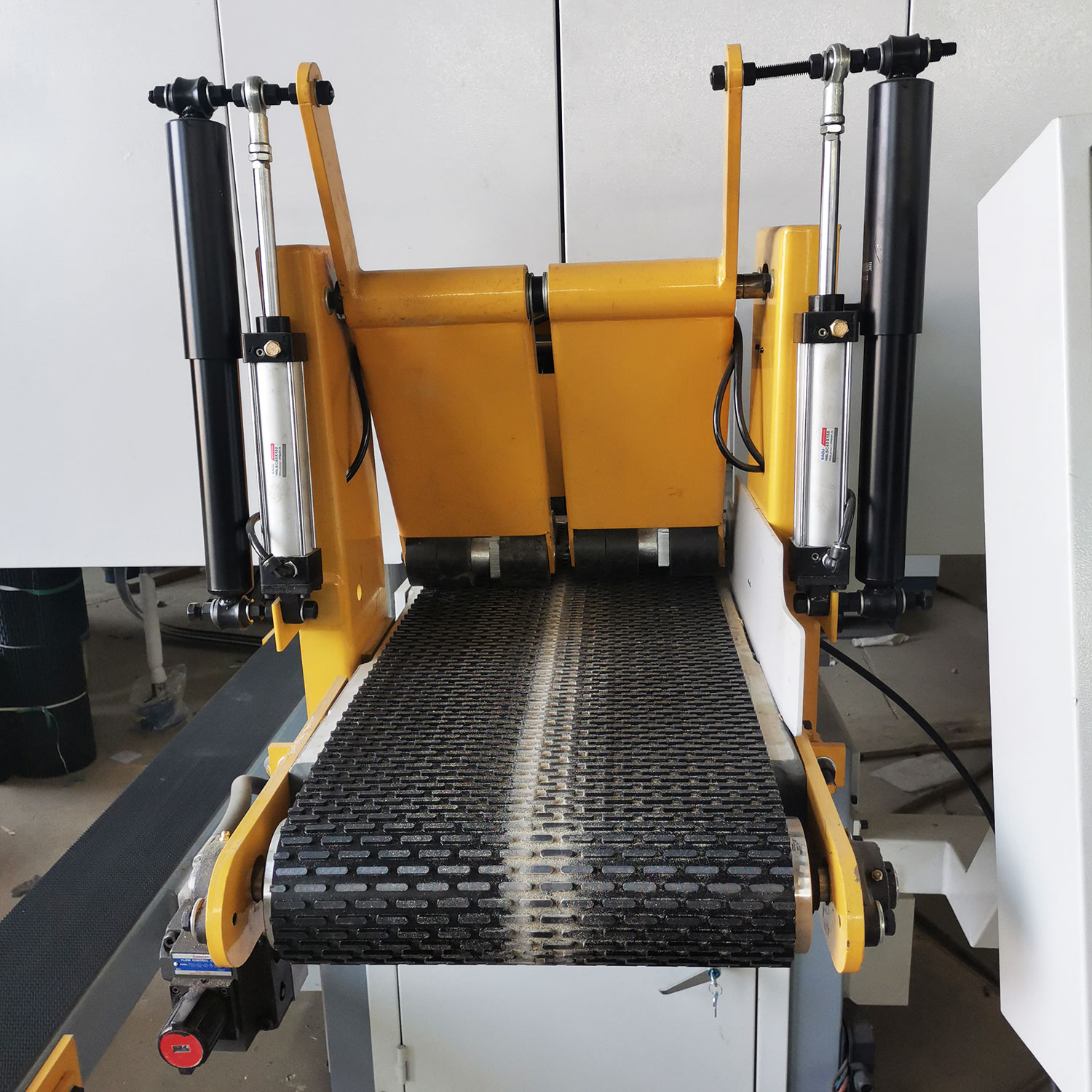 Ленточная пила по дереву горизонтальная автоматическая для бревен