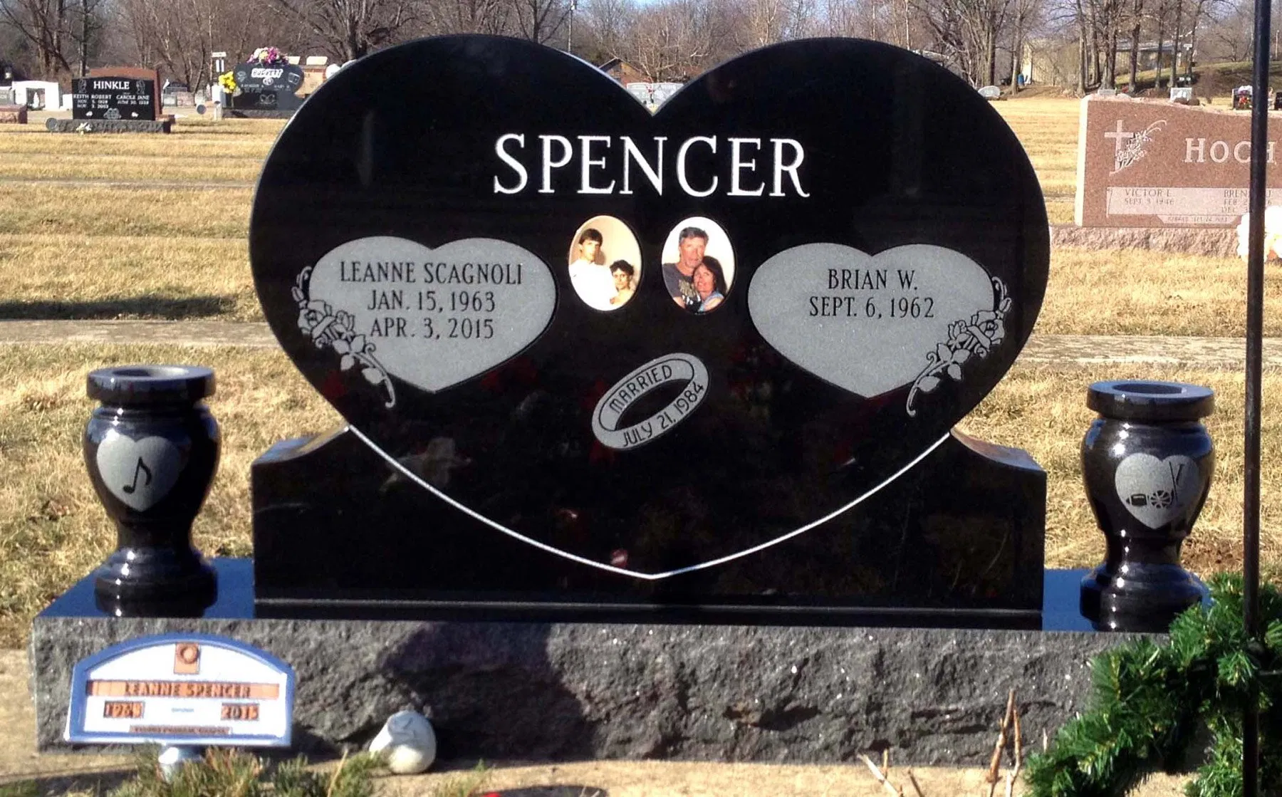 China Wholesale Granite Stone Monument Price Heart Shaped Memorials Design