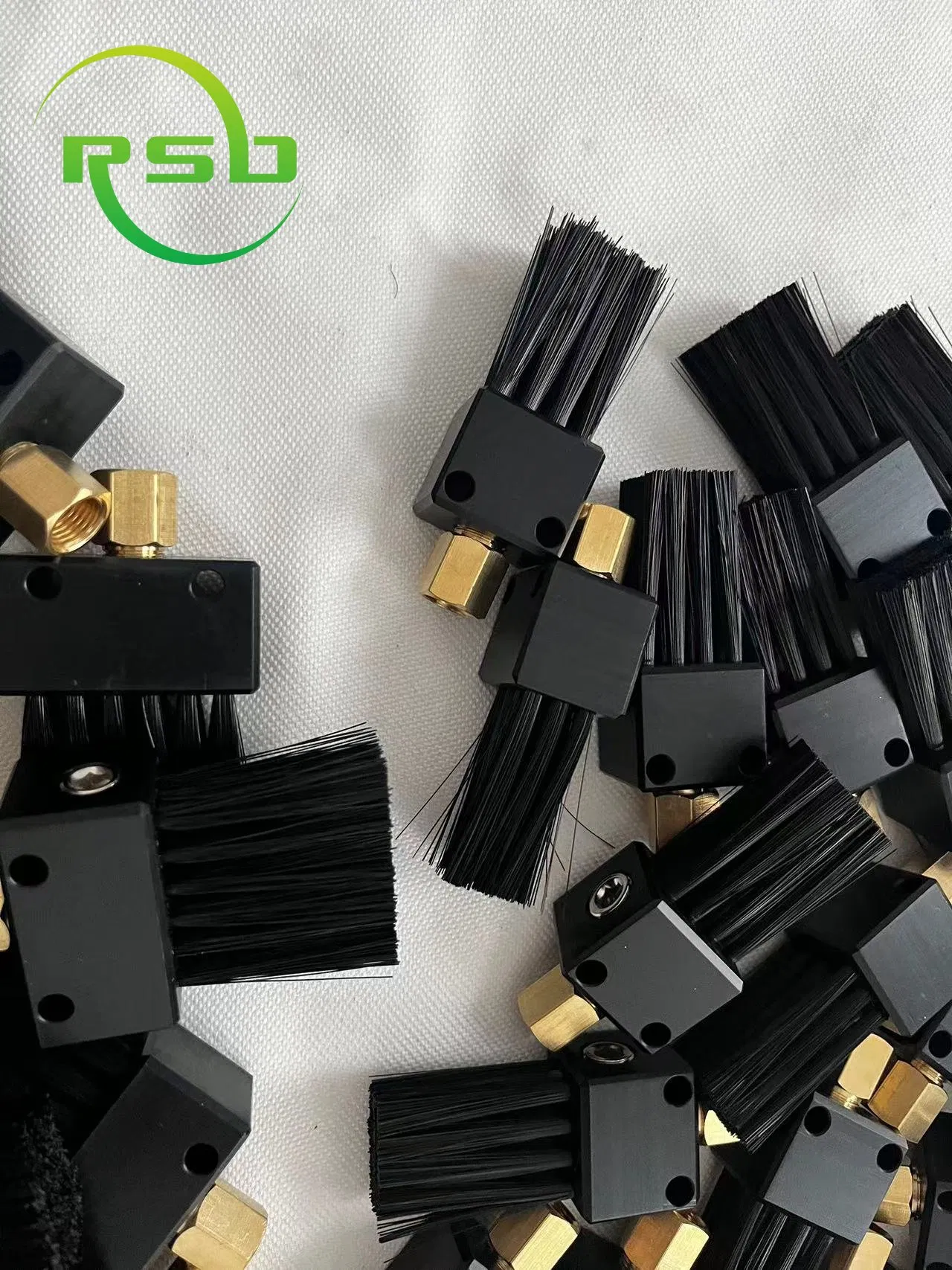 Щетка нейлоновая для смазки и очистки механизмов