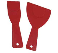 Пластиковый скребок с зубьями и красной ручкой