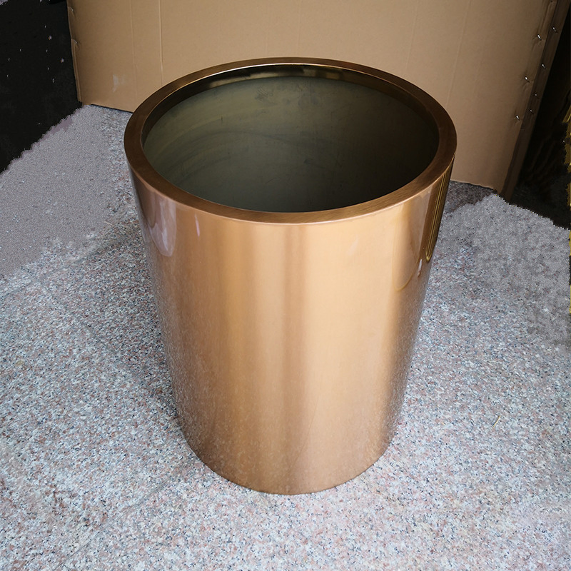 Металлические кашпо и вазы в современном стиле