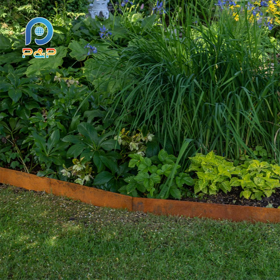 Elegant Zinc Border Fencing for Modern Lawn and Garden Spaces