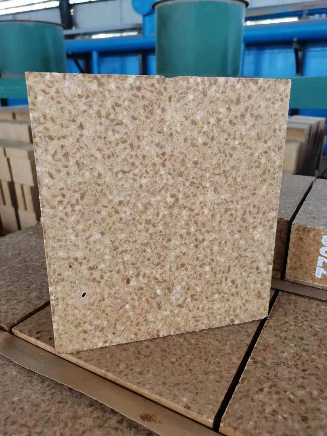 Огнеупорный кирпич магнезиально-шпинельный MLJ85 для цементных печей