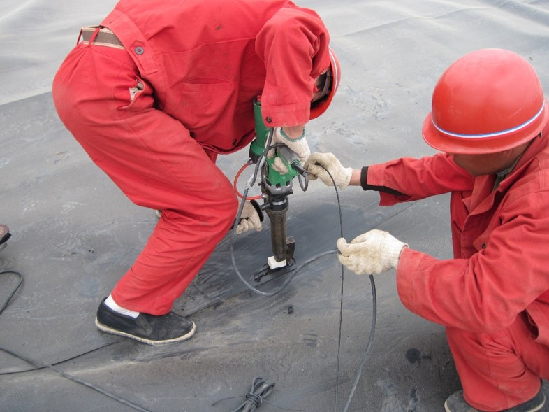 Waterproof Membrane HDPE Material Puncture Resistant Impact Resistant Tear Resistant Smooth Surface CE ISO Certified Customized for Transportation Hydraulic