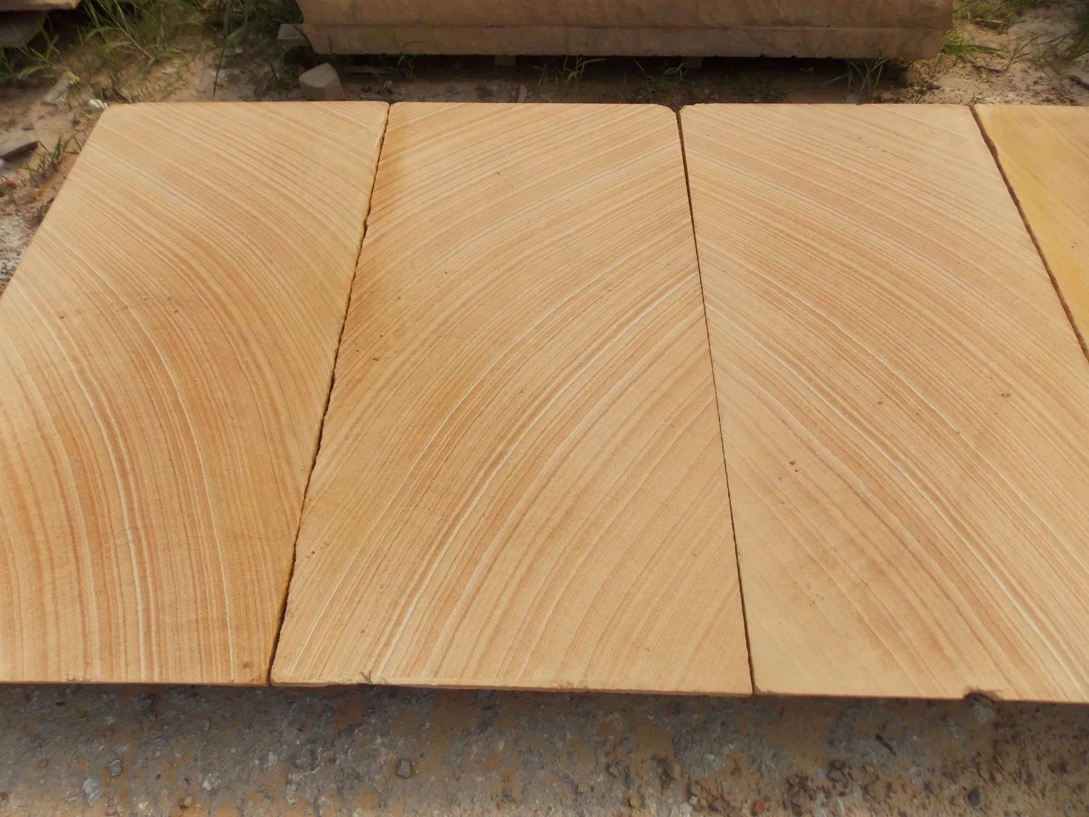 Saw-Cutting Honed Yellow/Beige/Grey/Red/Brown Wood-Grain Sandstone for Wall Decoration or Pavement