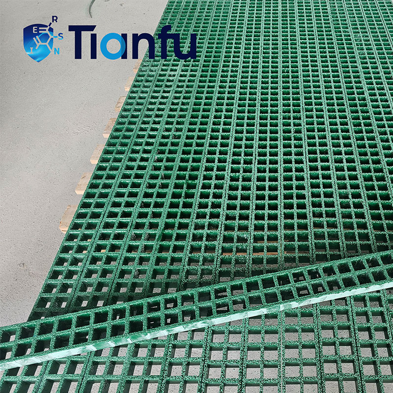 Safe Walking FRP Grating for Wet Areas with Anti-Skid Top Layer