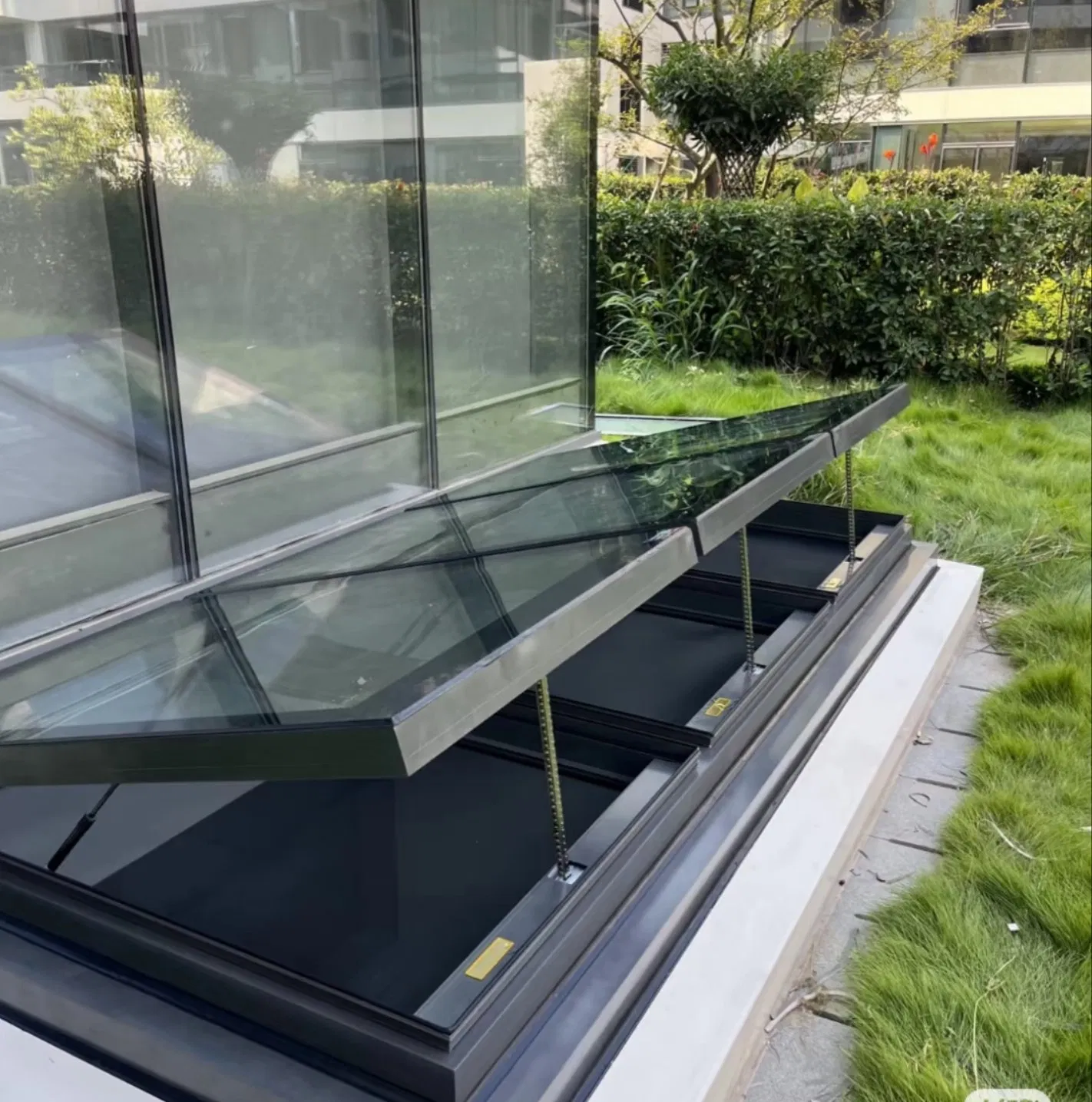 Outdoor Good Sealing Skylight Roof View Automatic Control Window for Basement House with Tempered Glass