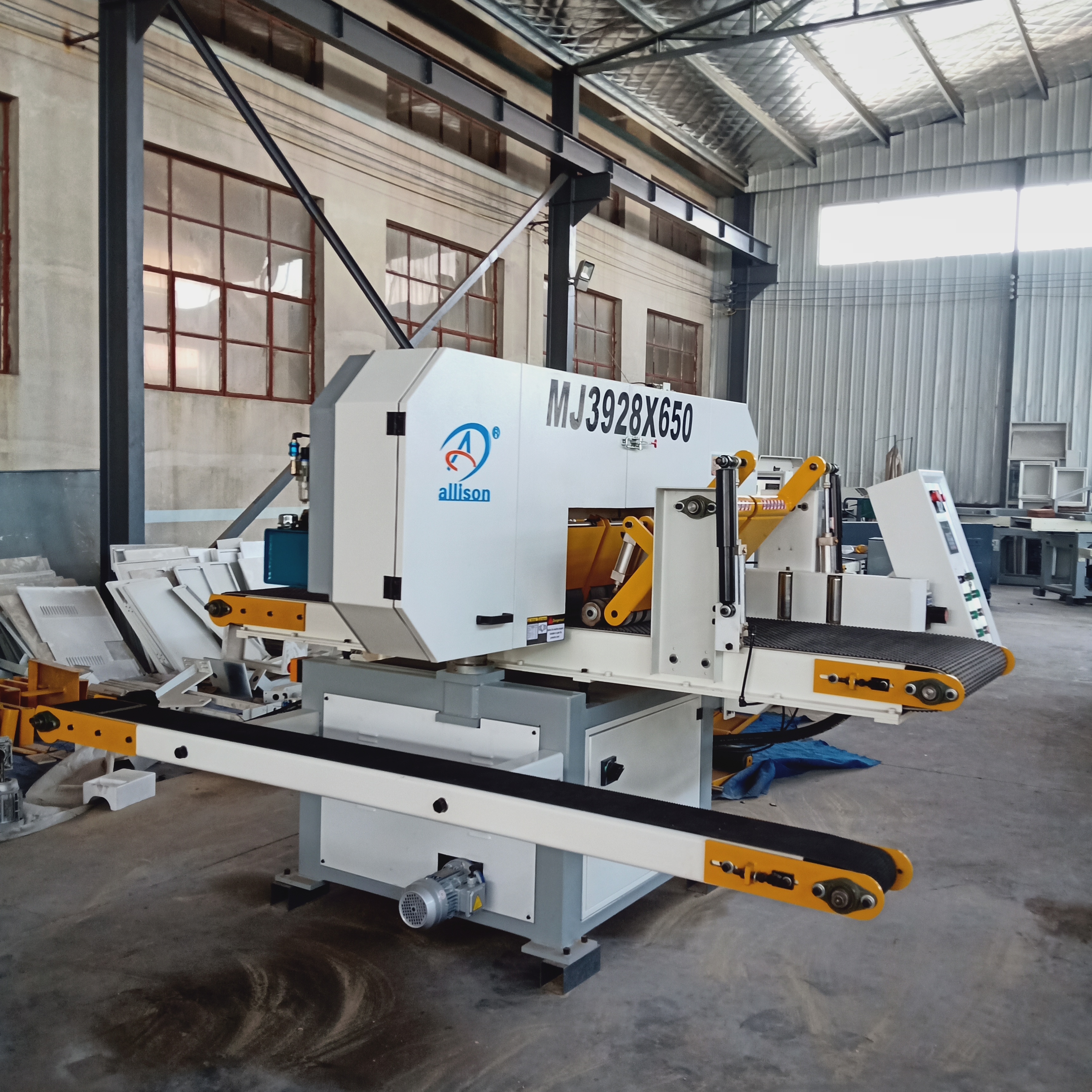 Ленточная пила по дереву горизонтальная автоматическая MJ3928-650