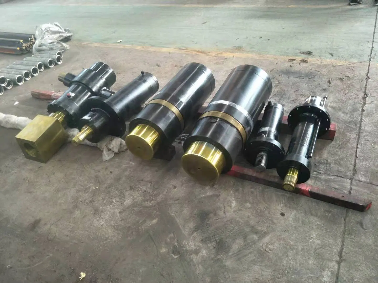 Гидравлический цилиндр двухстороннего действия HC 550-450-10000