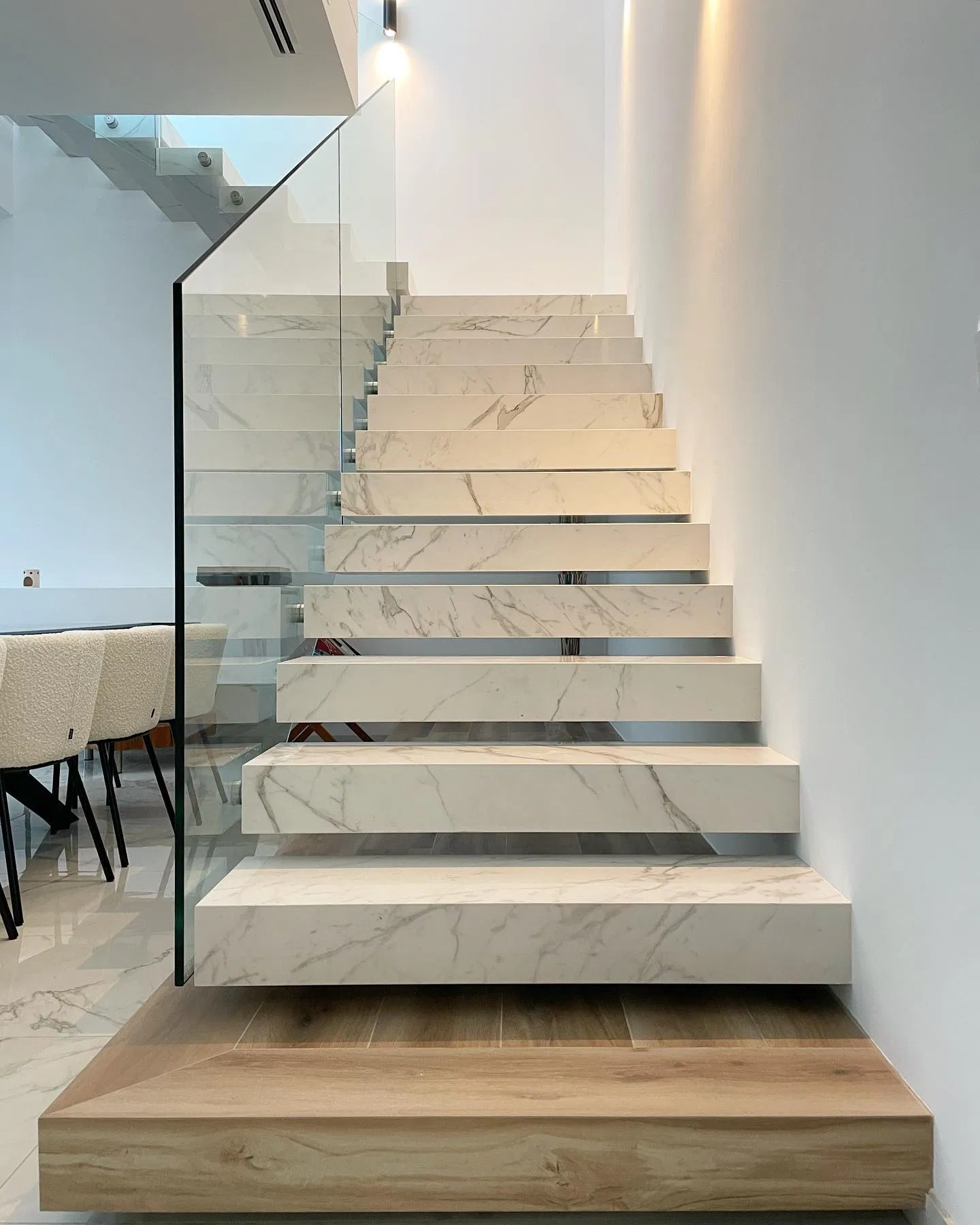 Modern Floating Staircase/Hidden Cantilever Stairs/Enter Wall Type Stair with Marble Treads