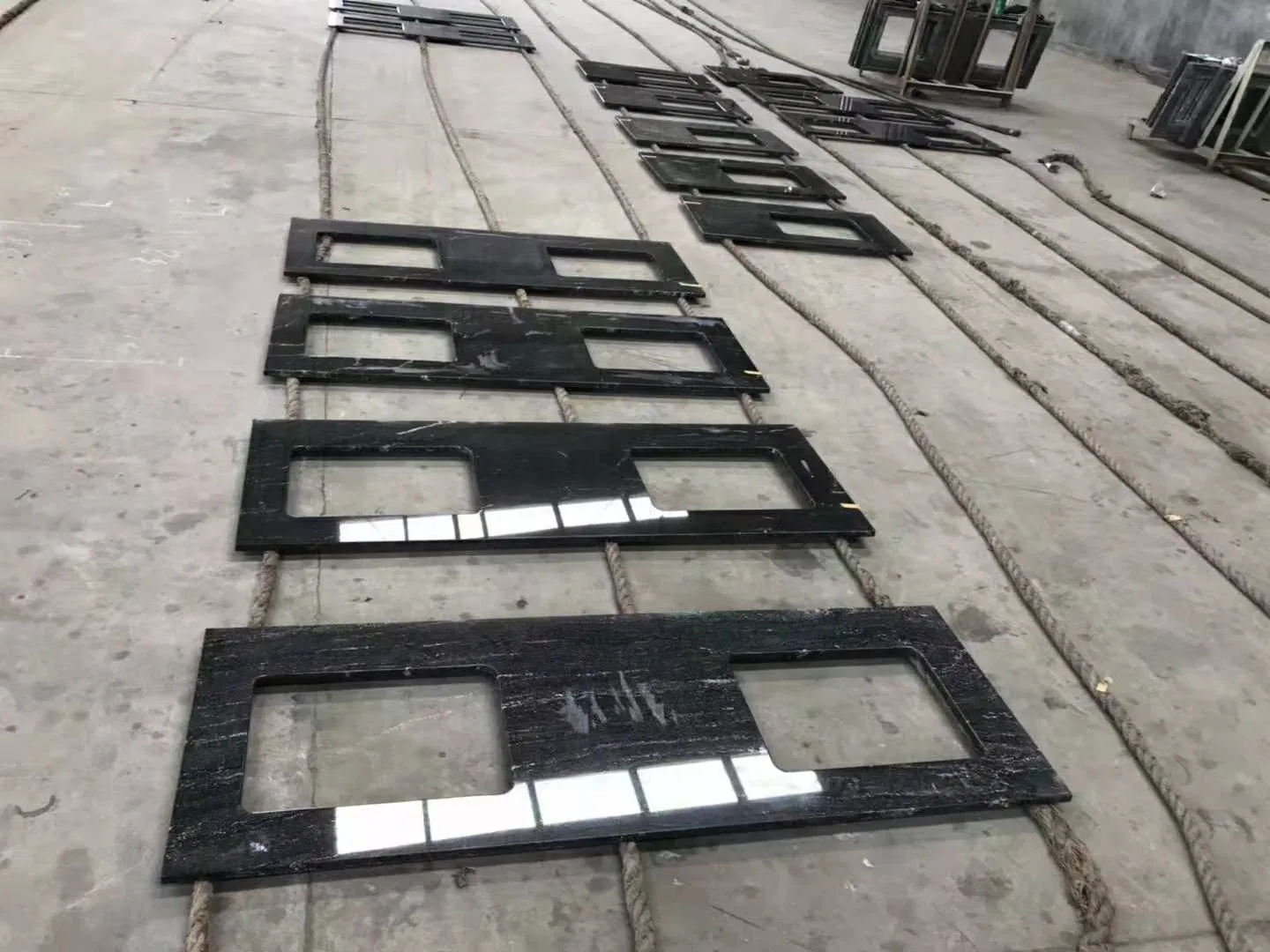 Столешницы и раковины из черного мрамора