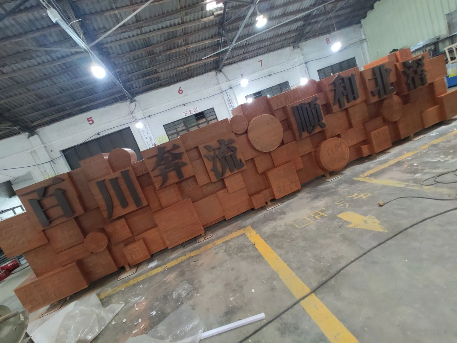 Wooden Grain Design Sign Board Outdoor Totem Outdoor LED Sign