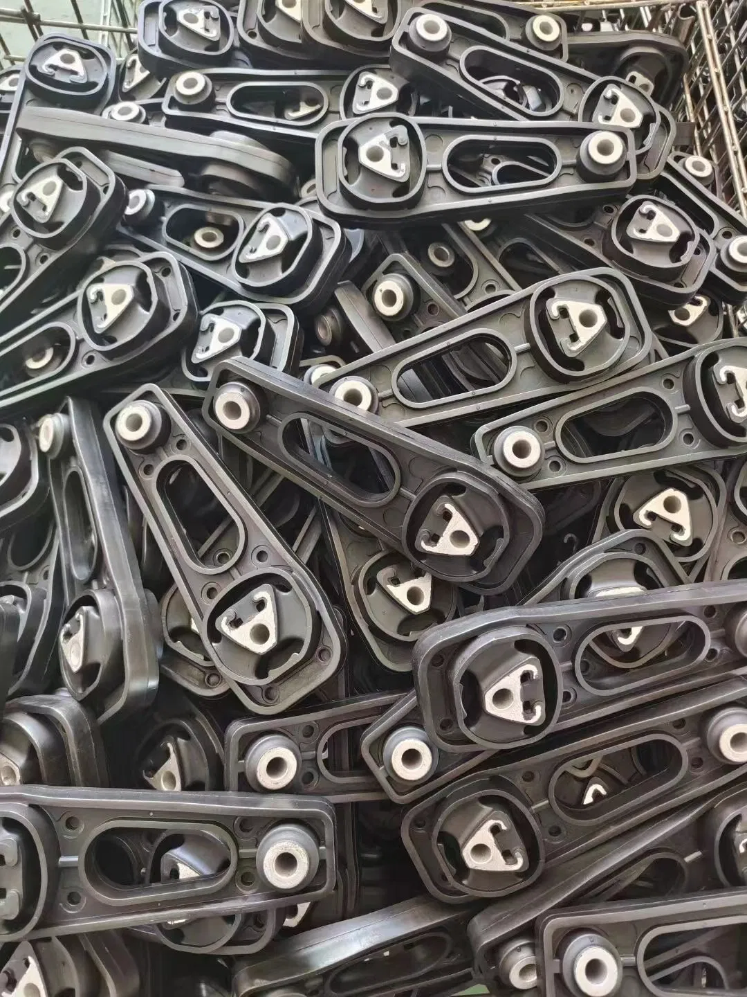 Опора двигателя для Mercedes-Benz 901 241 24 13